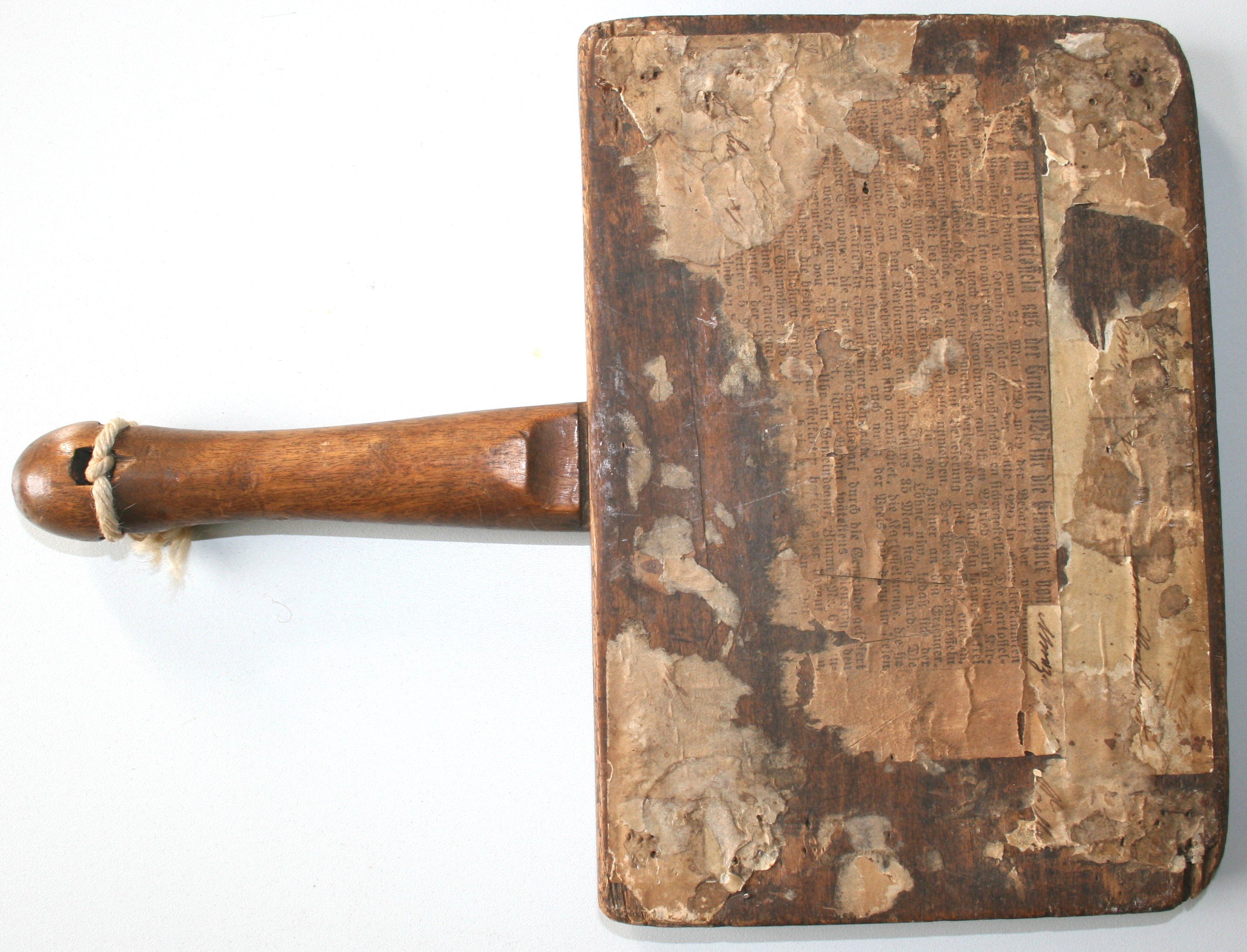 Gemeindehammer bestückt mit einer Nachricht aus dem Jahr 1920 (Stadtmuseum Riesa mit Benno-Werth-Sammlung CC BY-NC-SA)