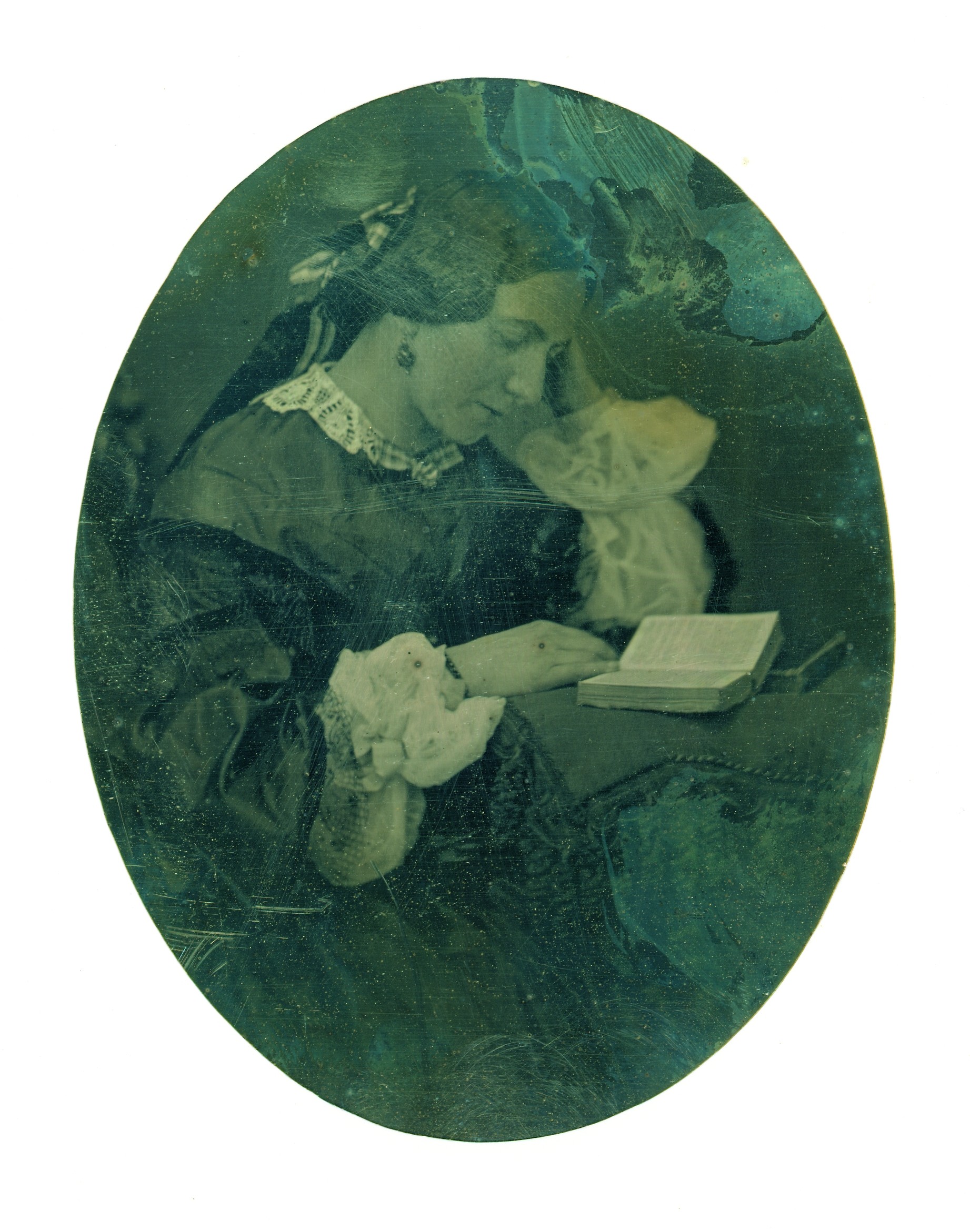 Daguerreotypie: Damenporträt mit Buch (Stadtgeschichtliches Museum Leipzig Haus Böttchergäßchen CC0)
