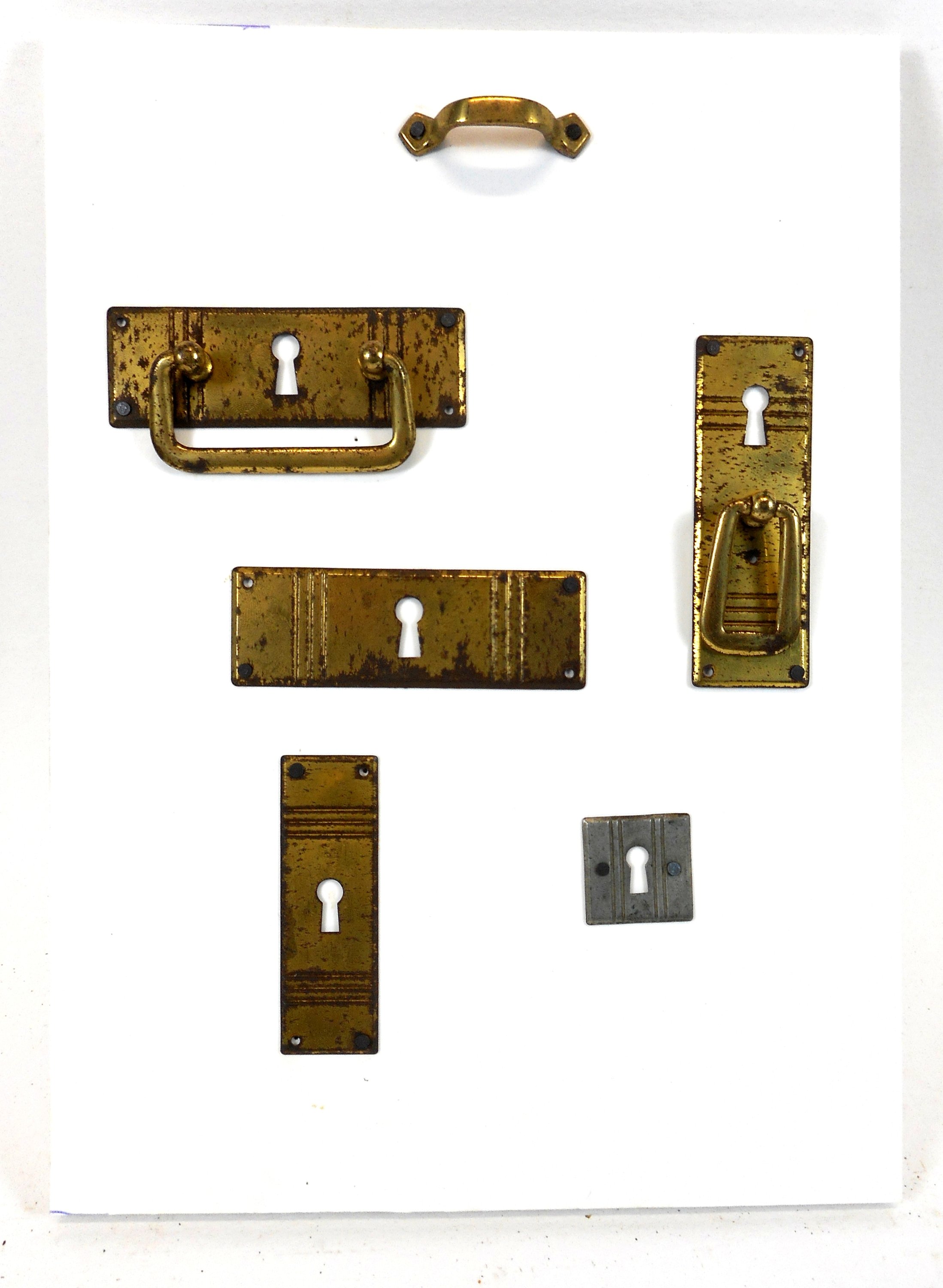 Möbelgriffe mit integrierter Schlüssellochblende (Stadtmuseum / Kleine Galerie Döbeln CC BY-NC-SA)