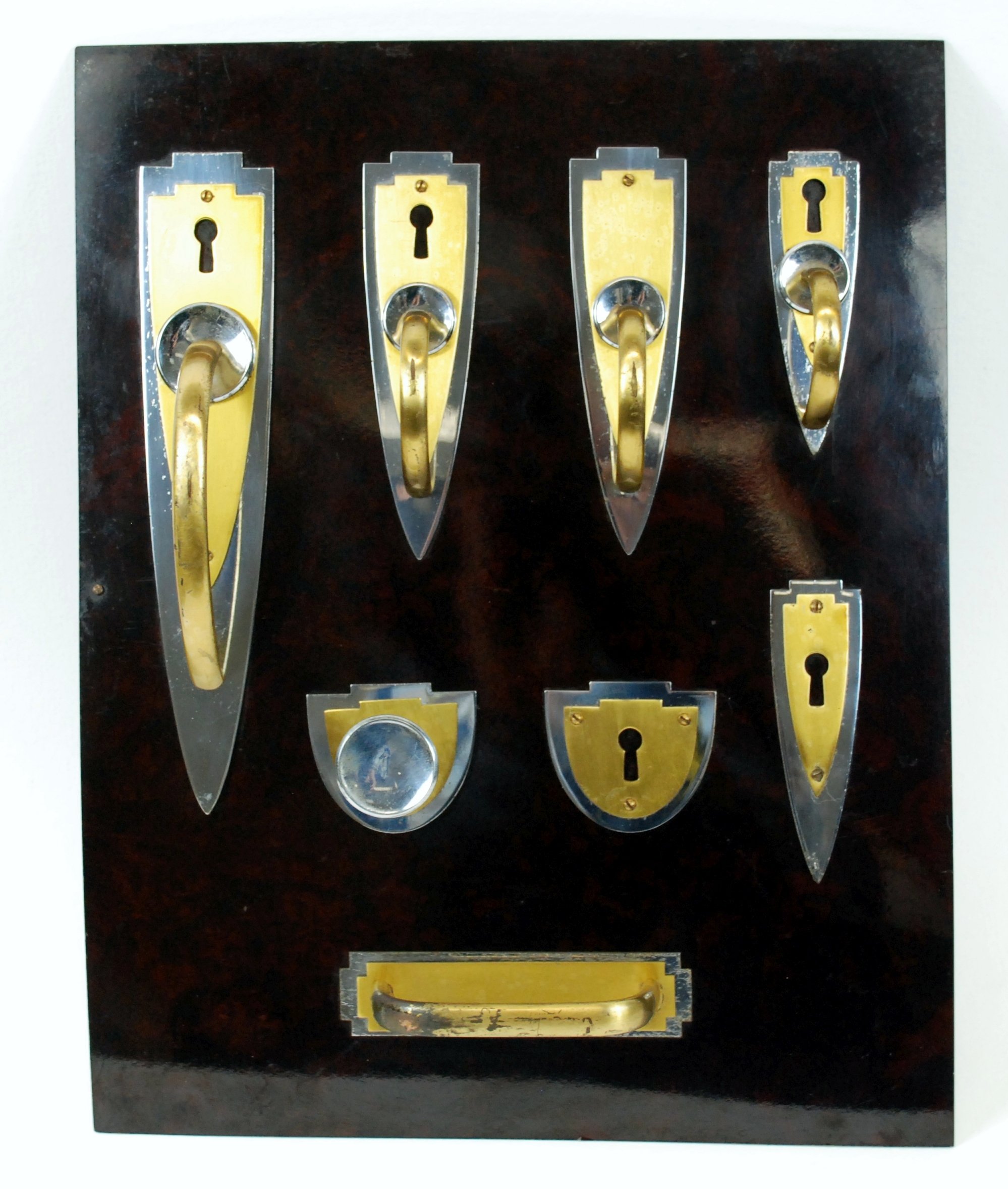 Möbelgriffe mit integrierten Schlüssellochblenden (Stadtmuseum / Kleine Galerie Döbeln CC BY-NC-SA)