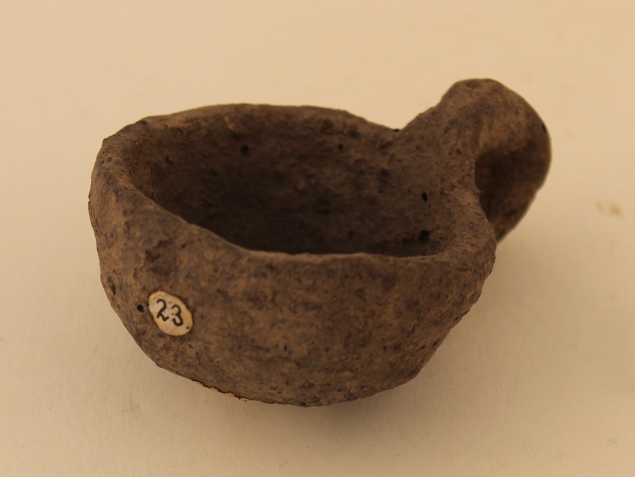 Miniatur-Tasse (Karrasburg Museum Coswig CC BY-NC-SA)