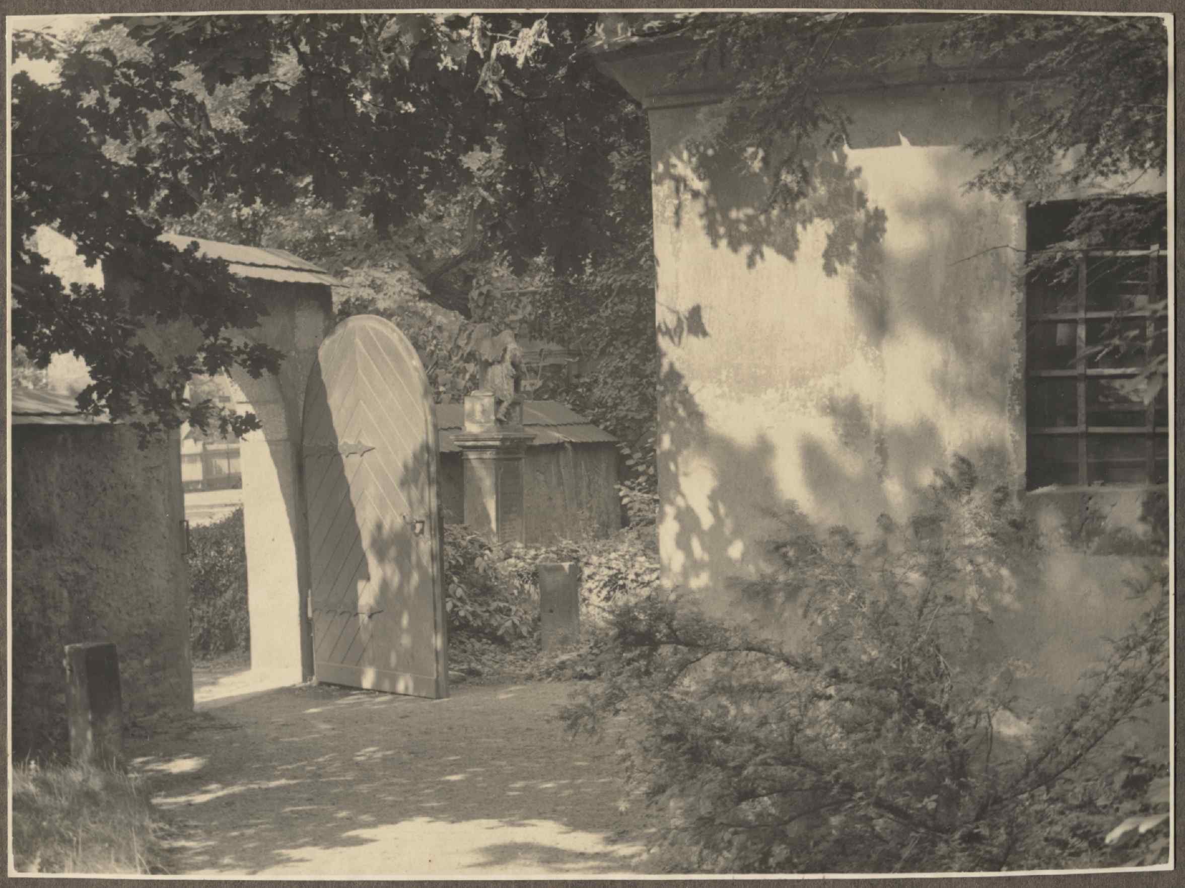 Eingang zum Friedhof der Alten Kirche (Karrasburg Museum Coswig CC BY-NC-SA)