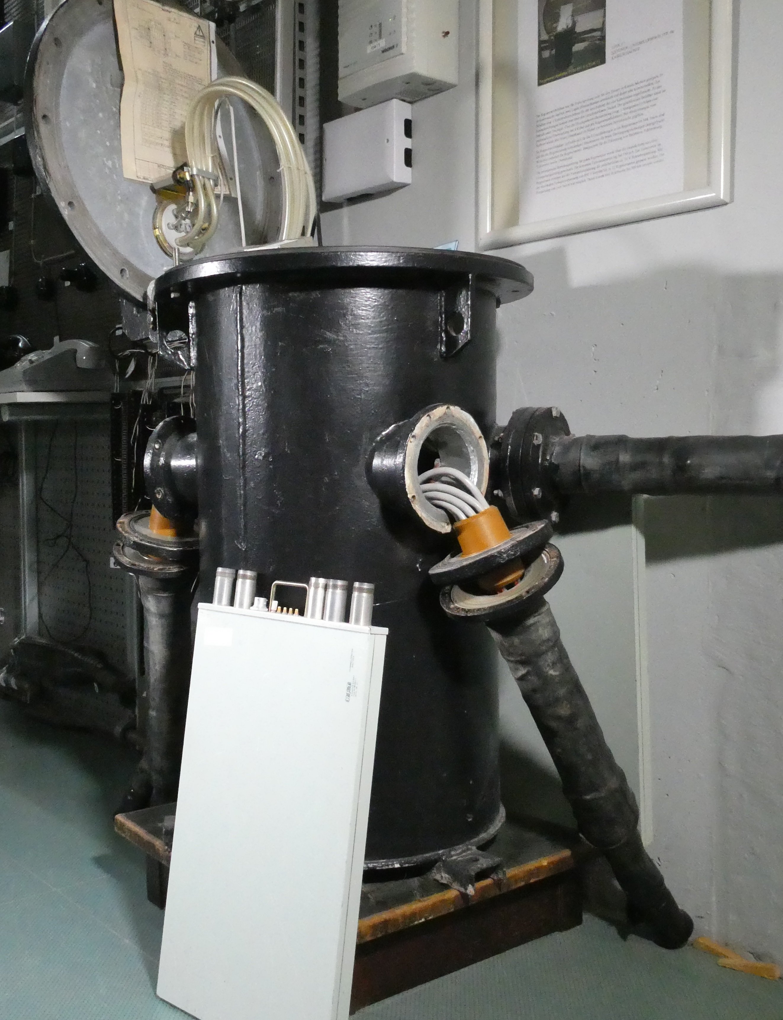 PCM 480 S Regeneratorbehälter mit Regenerator (Interessengemeinschaft Historische Fernmeldetechnik e.V. CC BY-NC-SA)