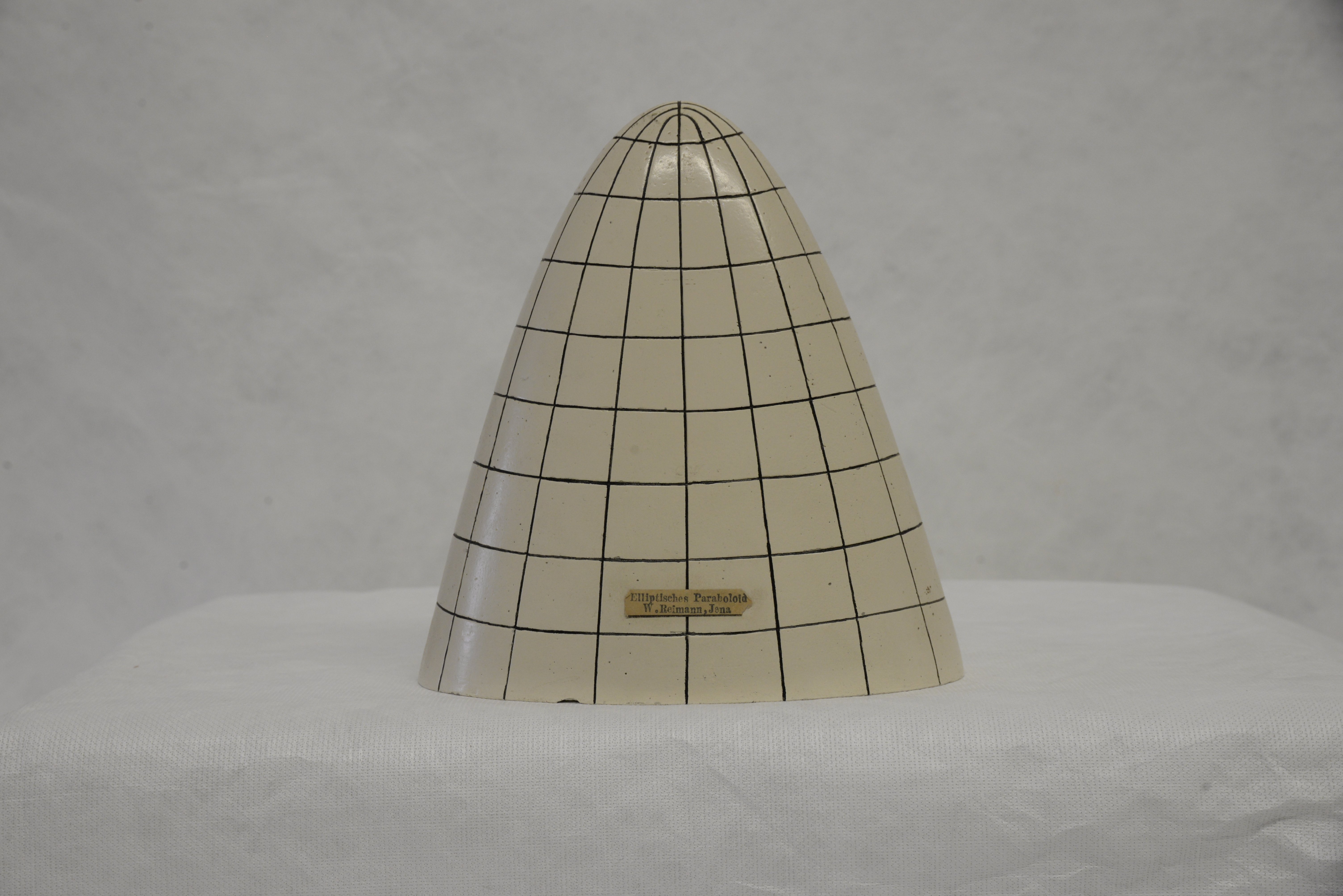 Elliptisches Paraboloid (mit Krümmungslinien) (TU Bergakademie Freiberg CC BY-NC-SA)