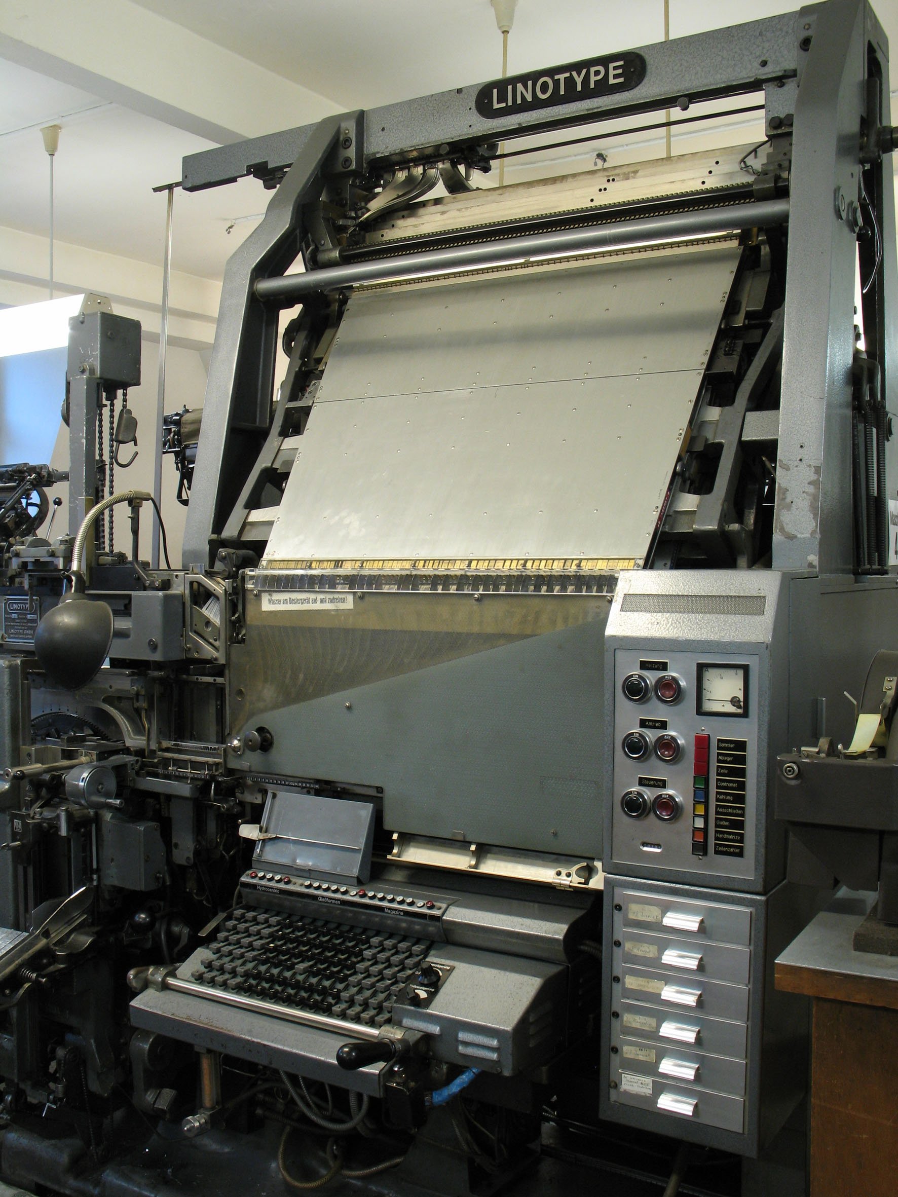 Linotype-Großkegel-Setzmaschine Modell 20 "Universa" (Museum für Druckkunst Leipzig CC BY-NC-SA)