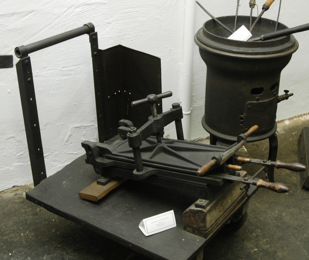 Gießinstrument für Bleiplatten (Museum für Druckkunst Leipzig CC BY-NC-SA)