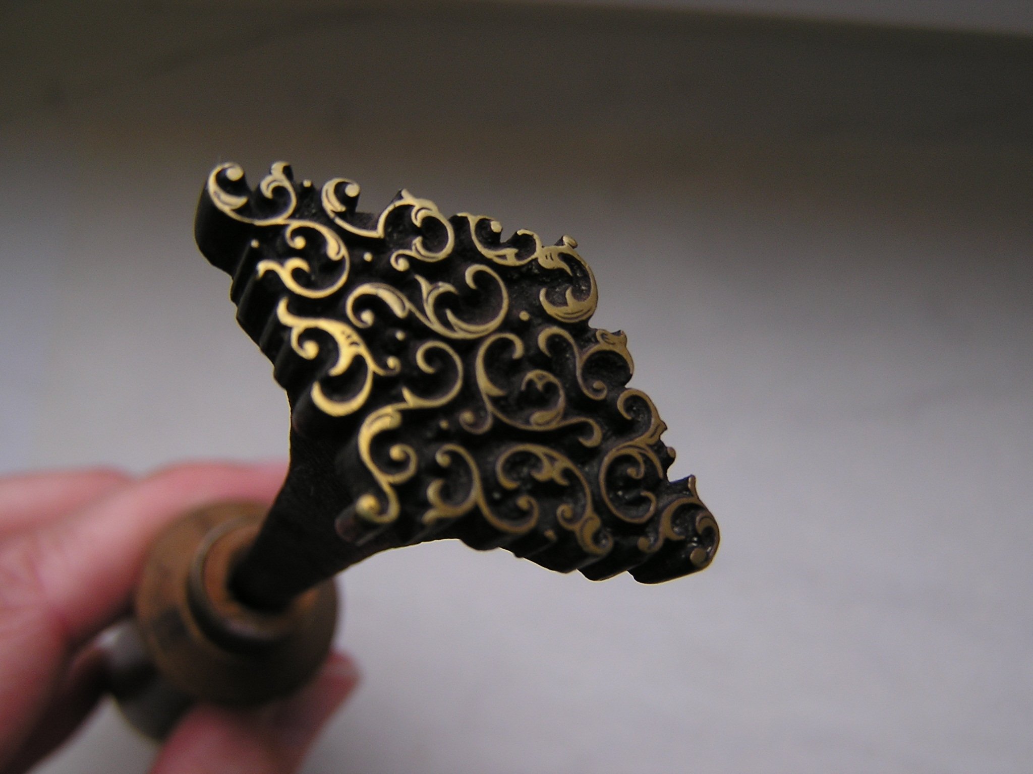 Prägestempel Ziermotiv mit rautenförmigem Ornament (Museum für Druckkunst Leipzig CC BY-NC-SA)