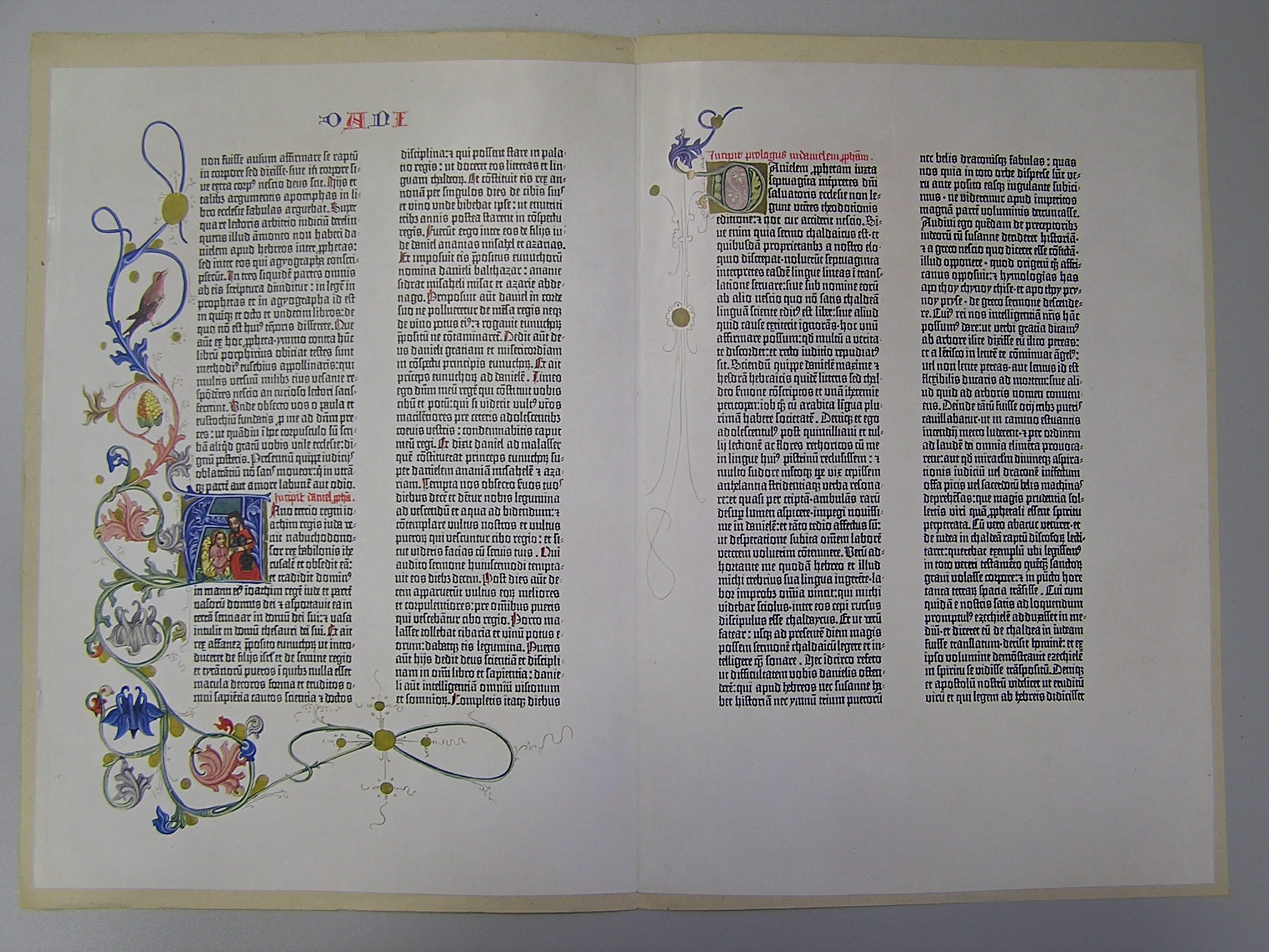 Faksimile von 2 Seiten aus der 42zeiligen Bibel Johannes Gutenbergs (Vierfarbendruck) (Museum für Druckkunst Leipzig CC BY-NC-SA)