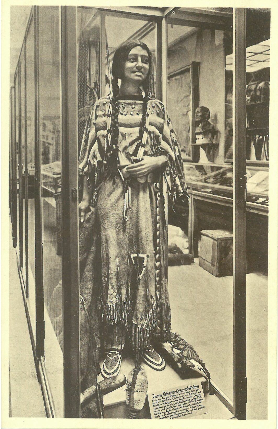 Gestalt einer jungen Schwarzfuß-Indianerin in Vitrine; schwarz/weiß, mit Patty Frank Signum (Karl-May-Museum gGmbH RR-R)