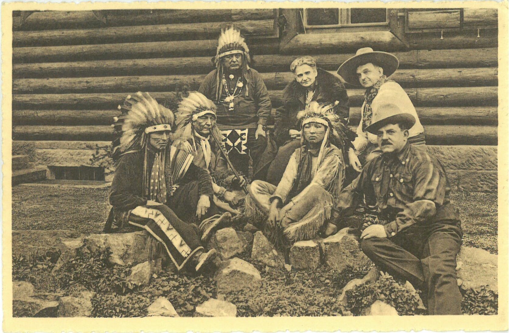 Sioux Indianer vor der Blockhütte, Januar 1928 (Karl-May-Museum gGmbH RR-R)