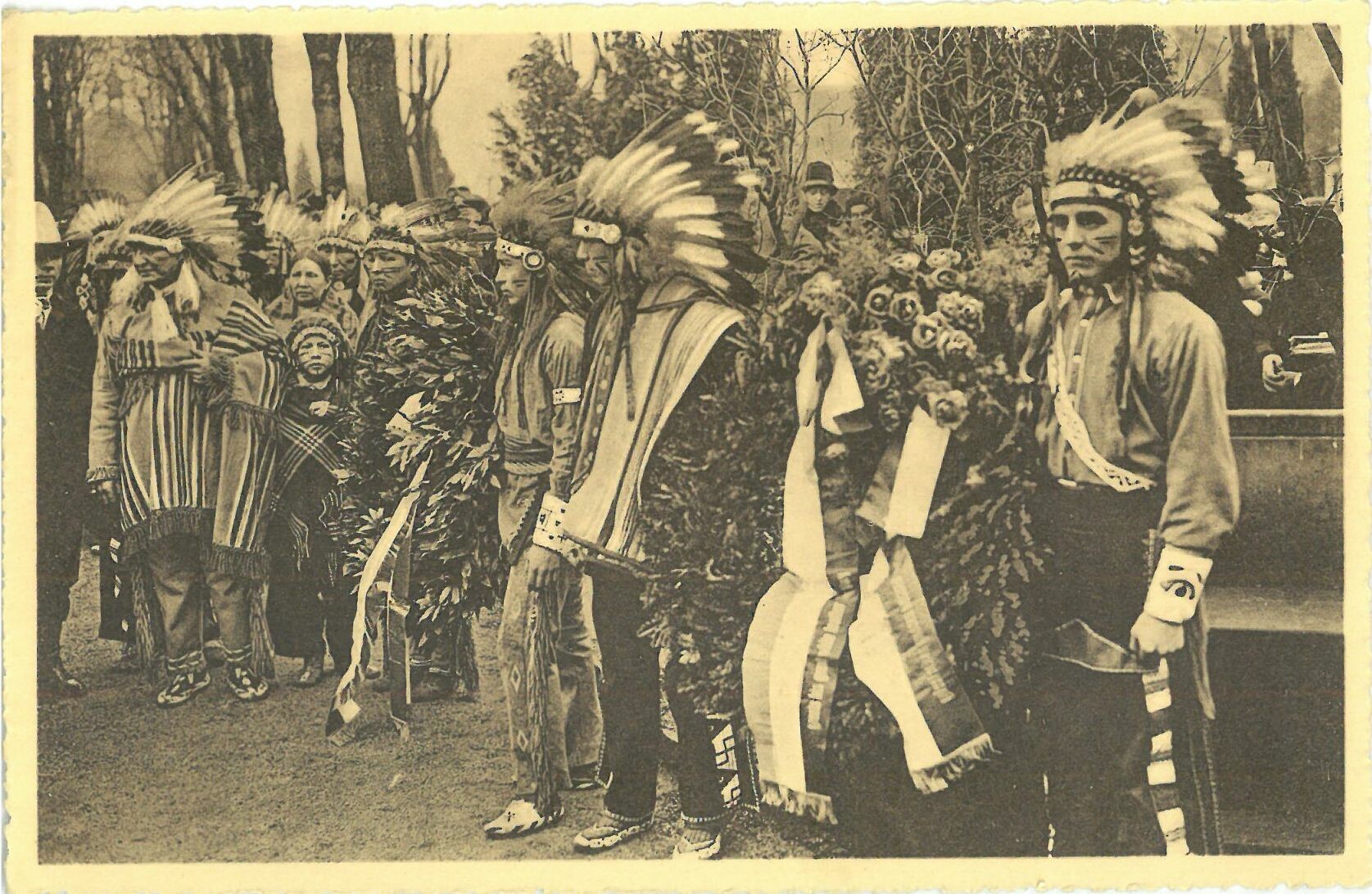 Ehrung eines Indianerfreundes: In Deutschland weilende indianische Gäste aus Dakota legen am Grab Karl-Mays Kränze nieder, Januar 1928 (Karl-May-Museum gGmbH RR-R)