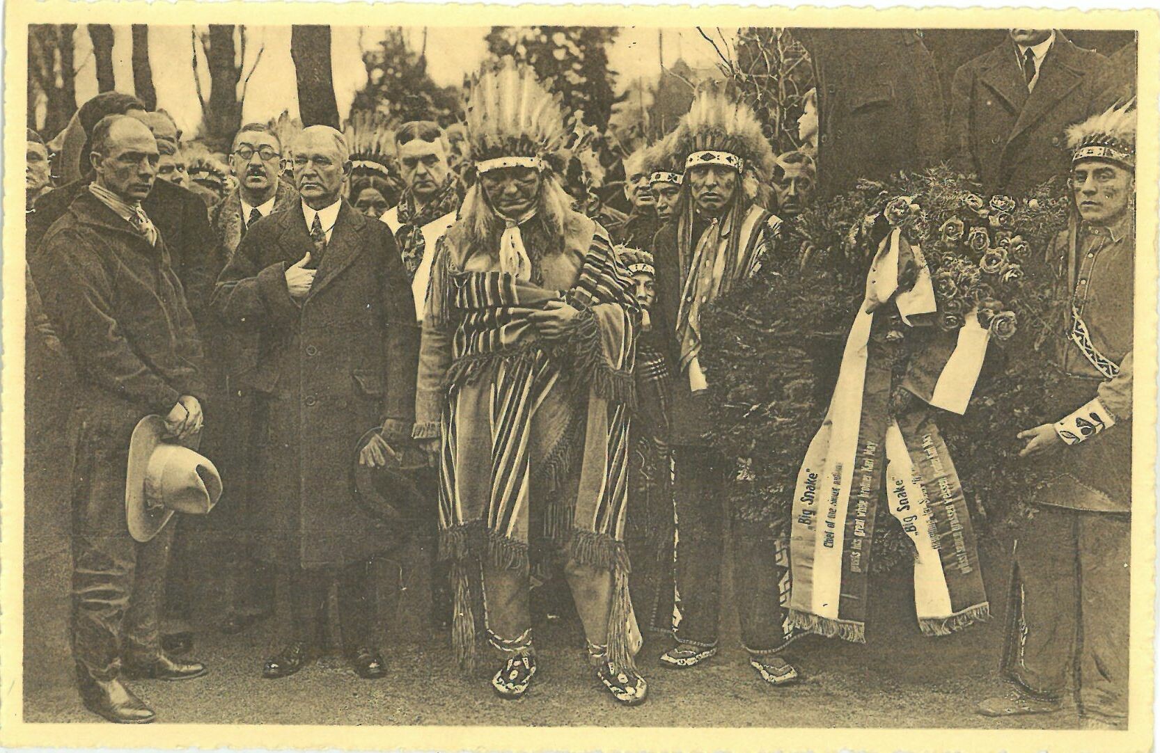 Sioux-Indianer ehren Karl May an seiner letzten Ruhestätte in Radebeul. Januar 1928 (Karl-May-Museum gGmbH RR-R)