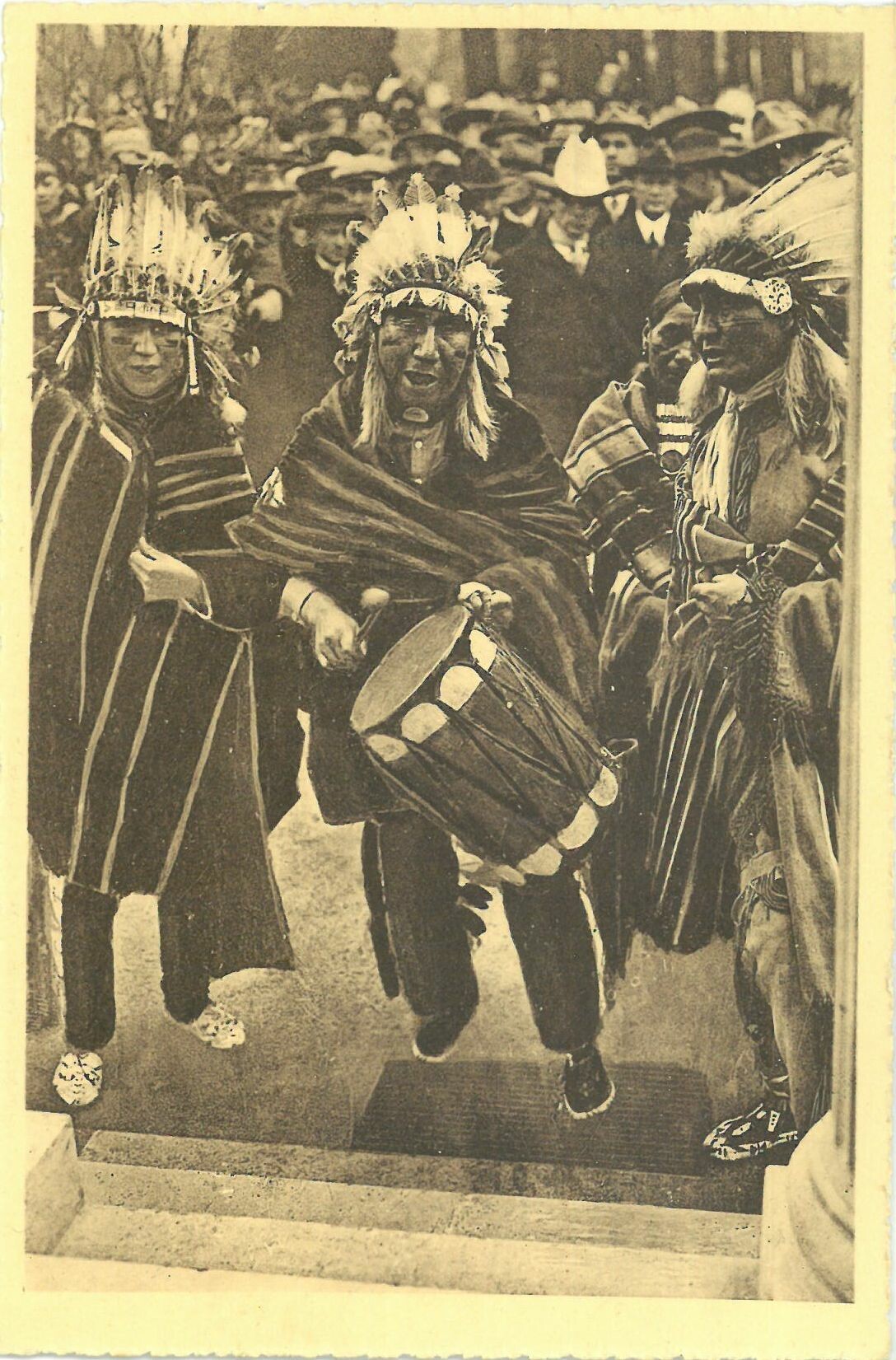Indianische Totenklage an Karl Mays letzter Ruhestätte in Radebeul, Januar 1927 (Karl-May-Museum gGmbH RR-R)