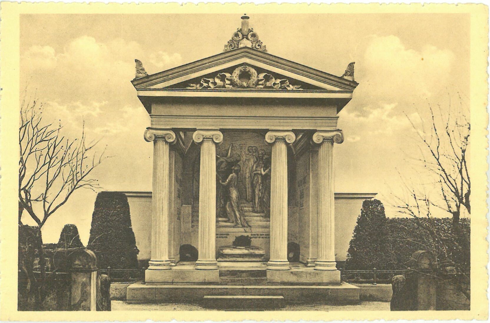 Karl Mays Gruft aus dem Friedhof zu Radebeul (Karl-May-Museum gGmbH RR-R)