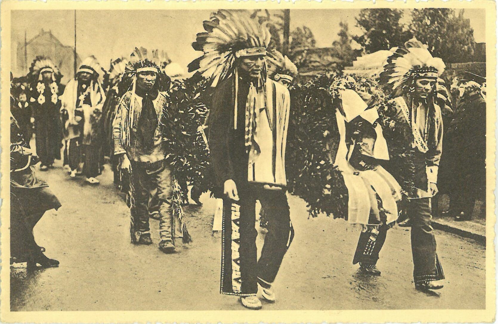 Sioux-Indianer aus dem Weg zu Karl Mays Grab in Radebeul. Januar 1928 (Karl-May-Museum gGmbH RR-R)