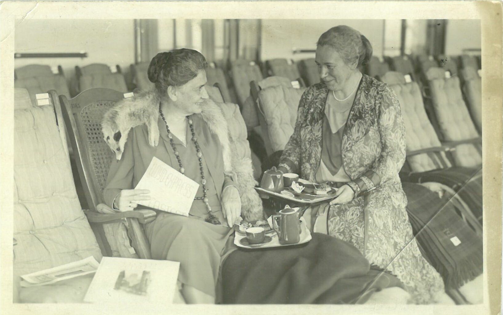 Zwei Damen beim Tee, schwarz/weiß; beschrieben (Karl-May-Museum gGmbH RR-R)