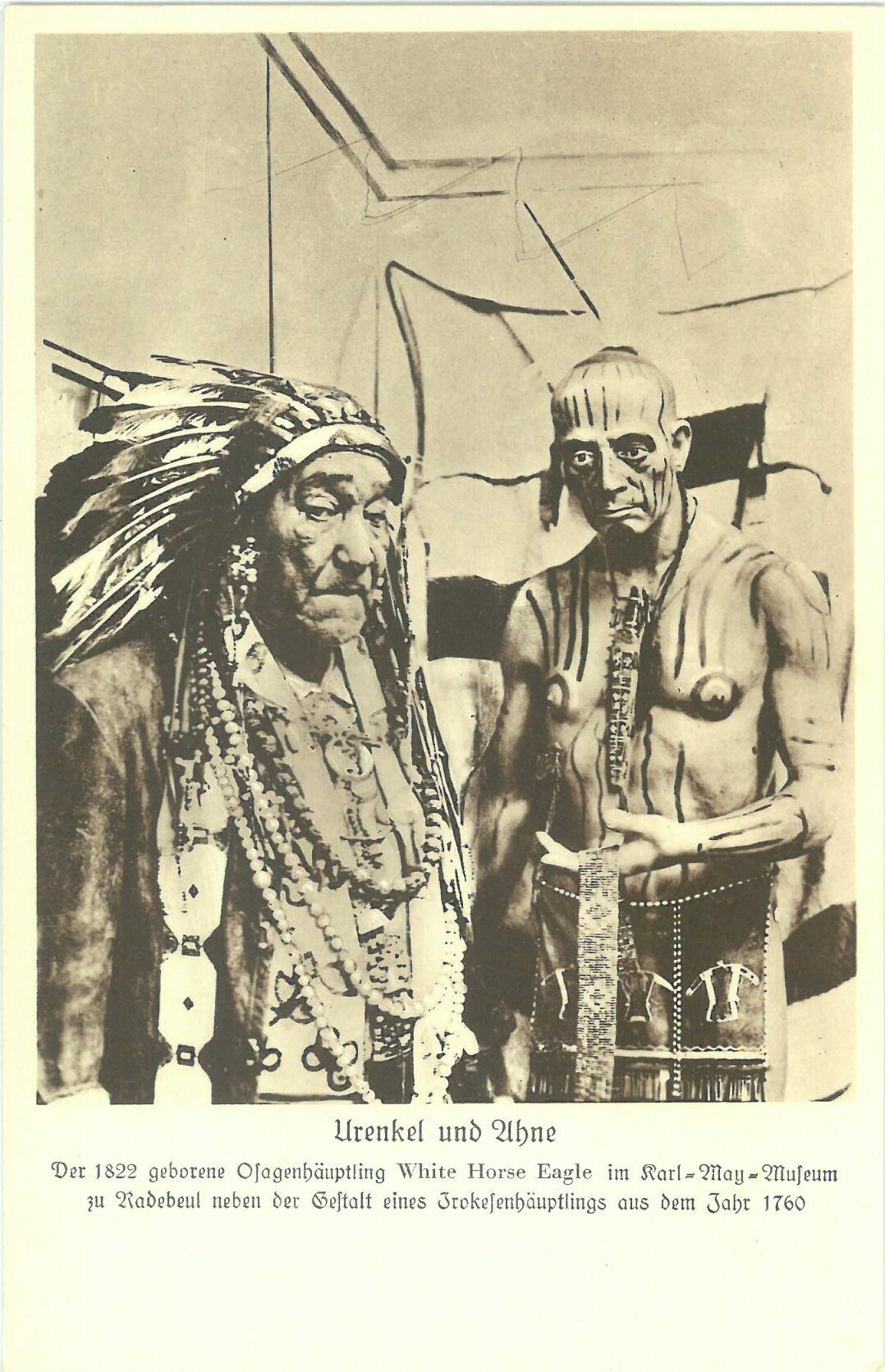 Urenkel und Ahne; White Horse Eagle neben Gestalt eines Irokesenhäuptling, KMM Radebeul (Karl-May-Museum gGmbH RR-R)
