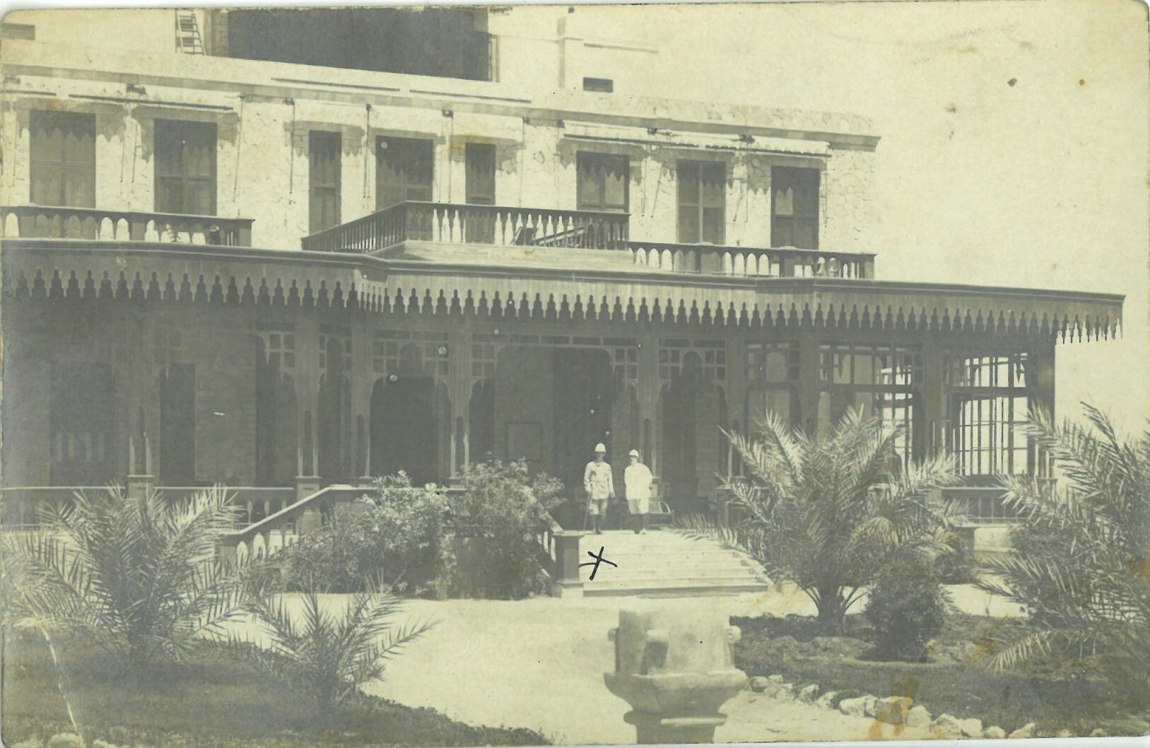 Karl May Karte; Karl May vor dem Menahouse-Hotel am Fuß der Pyramiden in Ägypten 1899 (Karl-May-Museum gGmbH RR-R)