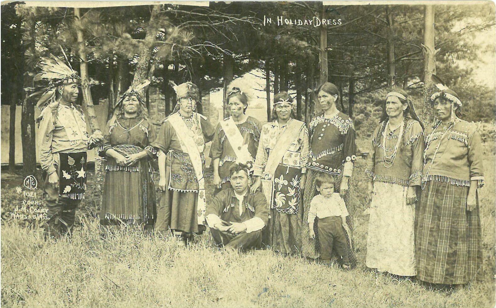 Gruppe in Kostümen; "In Holiday Dress"; beschrieben (Karl-May-Museum gGmbH RR-R)