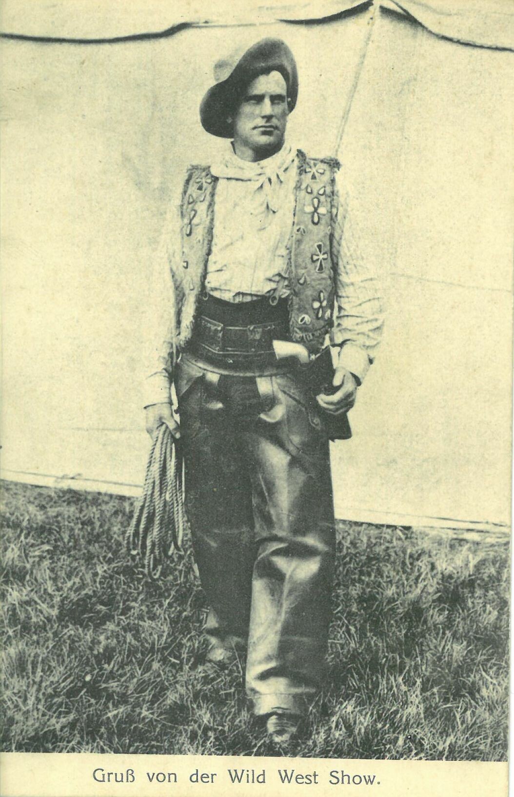 Wild West Show der Deer Family; Mann in Cowboy-Kleidung und Lasso (Karl-May-Museum gGmbH RR-R)