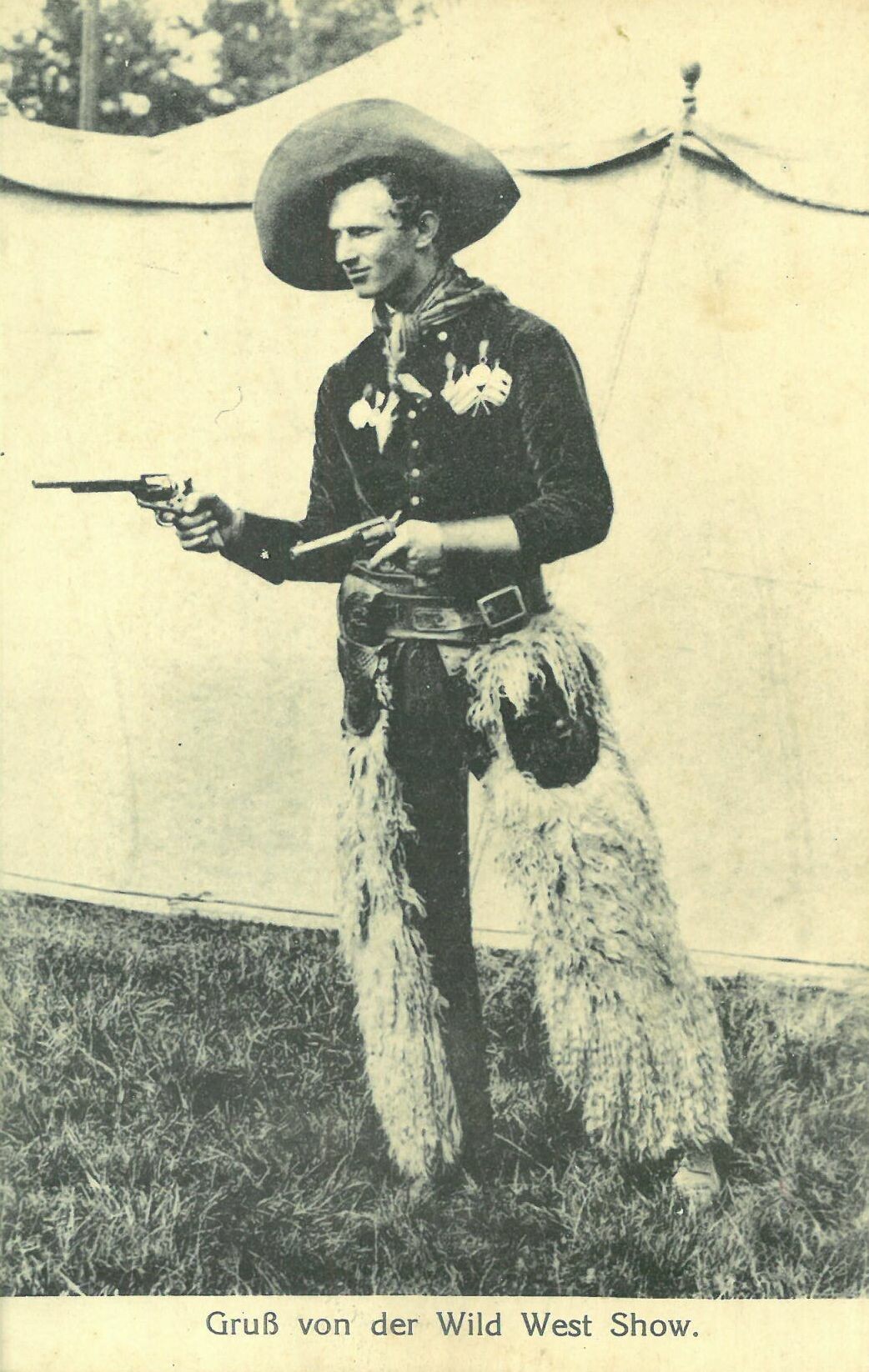 Wild West Show der Deer Family; Mann mit Cowboy-Kleidung und Waffen (Karl-May-Museum gGmbH RR-R)