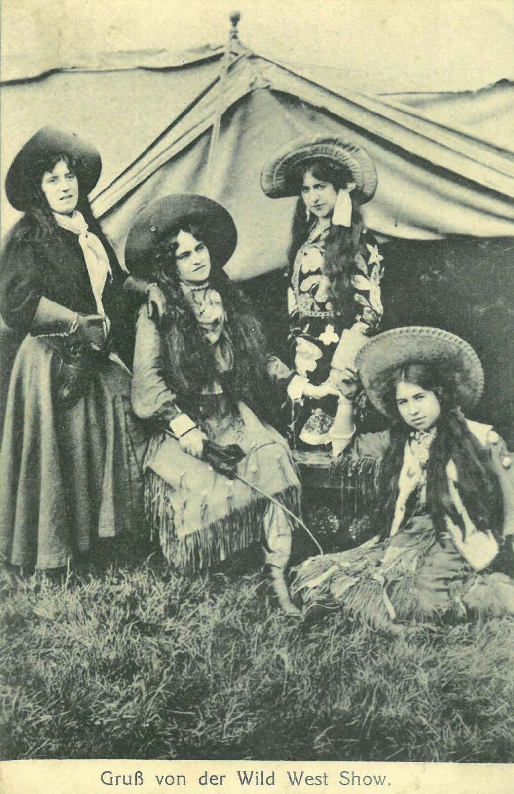 Wild West Show der Deer Family; Gruppenbild mit Wild Rose und 3 Frauen (Karl-May-Museum gGmbH RR-R)