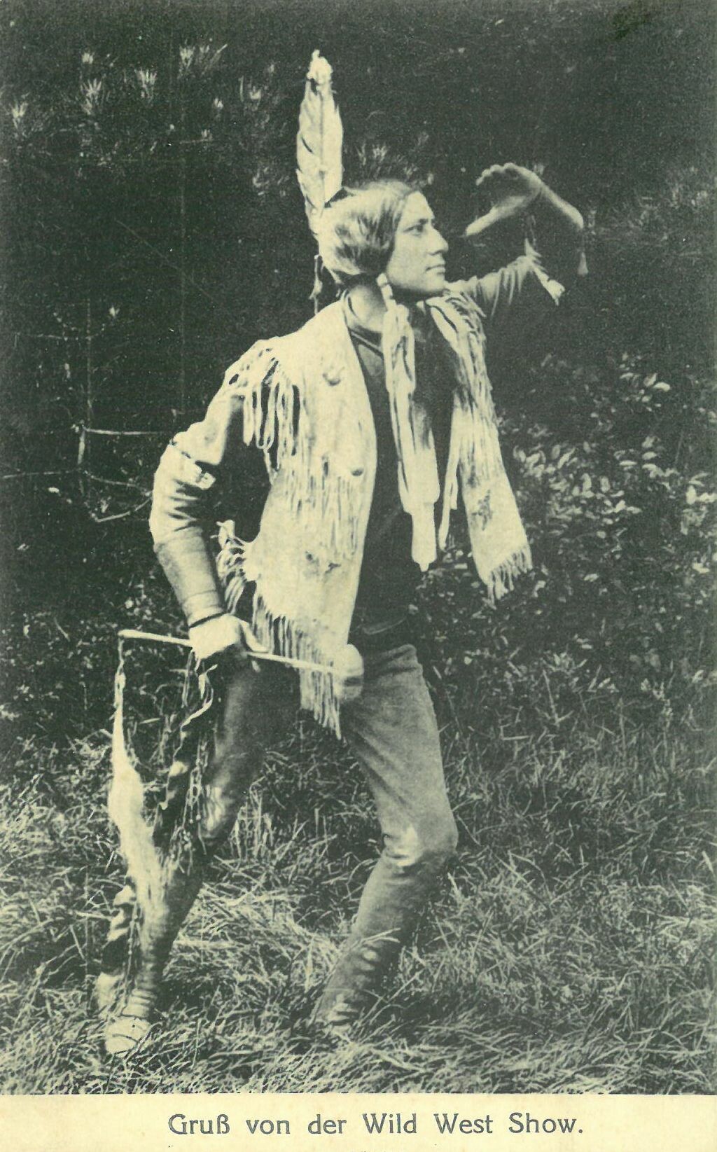 Wild West Show der Deer Family; Mann in indigener Kleidung hält Ausschau (Karl-May-Museum gGmbH RR-R)