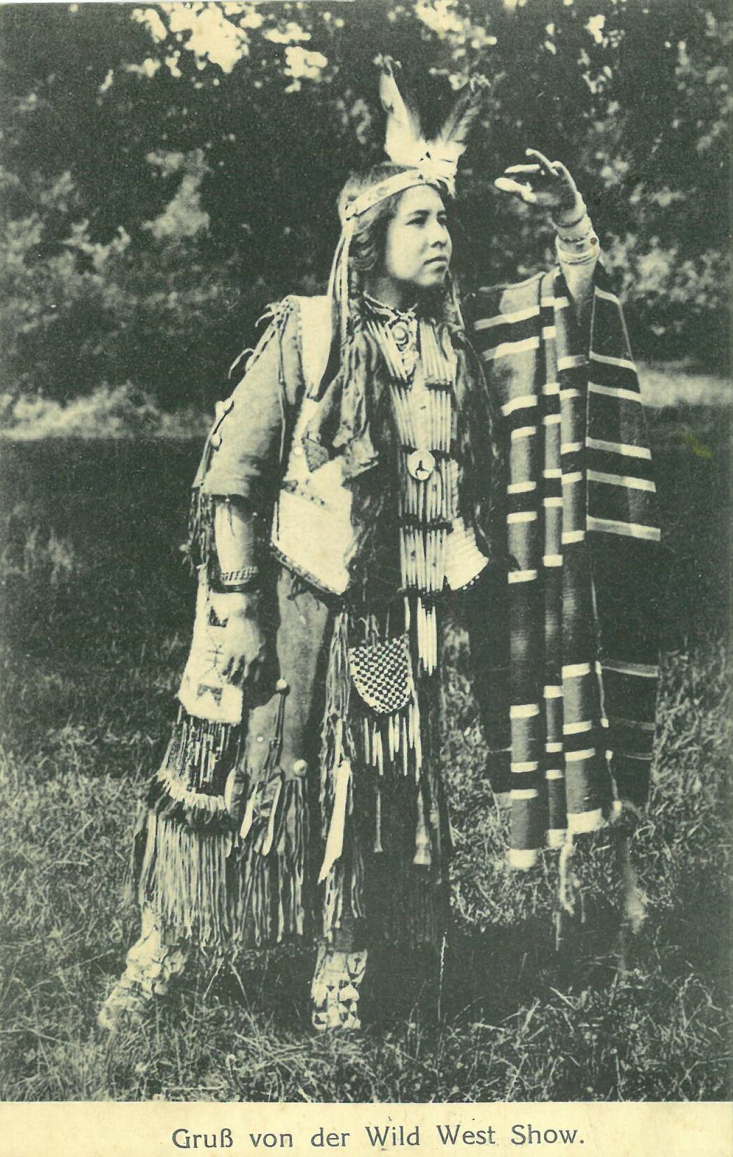 Wild West Show der Deer Family; Frau in indigener Kleidung hält Ausschau (Karl-May-Museum gGmbH RR-R)