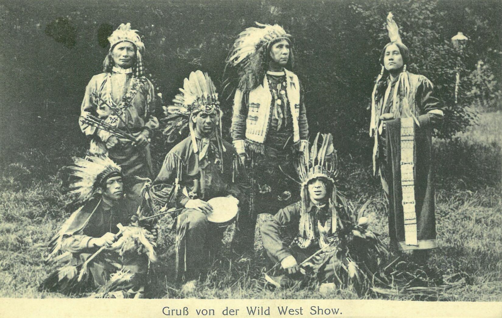 Wild West Show der Deer Family; Gruppenbild 6 Männer in indigener Kleidung (Karl-May-Museum gGmbH RR-R)