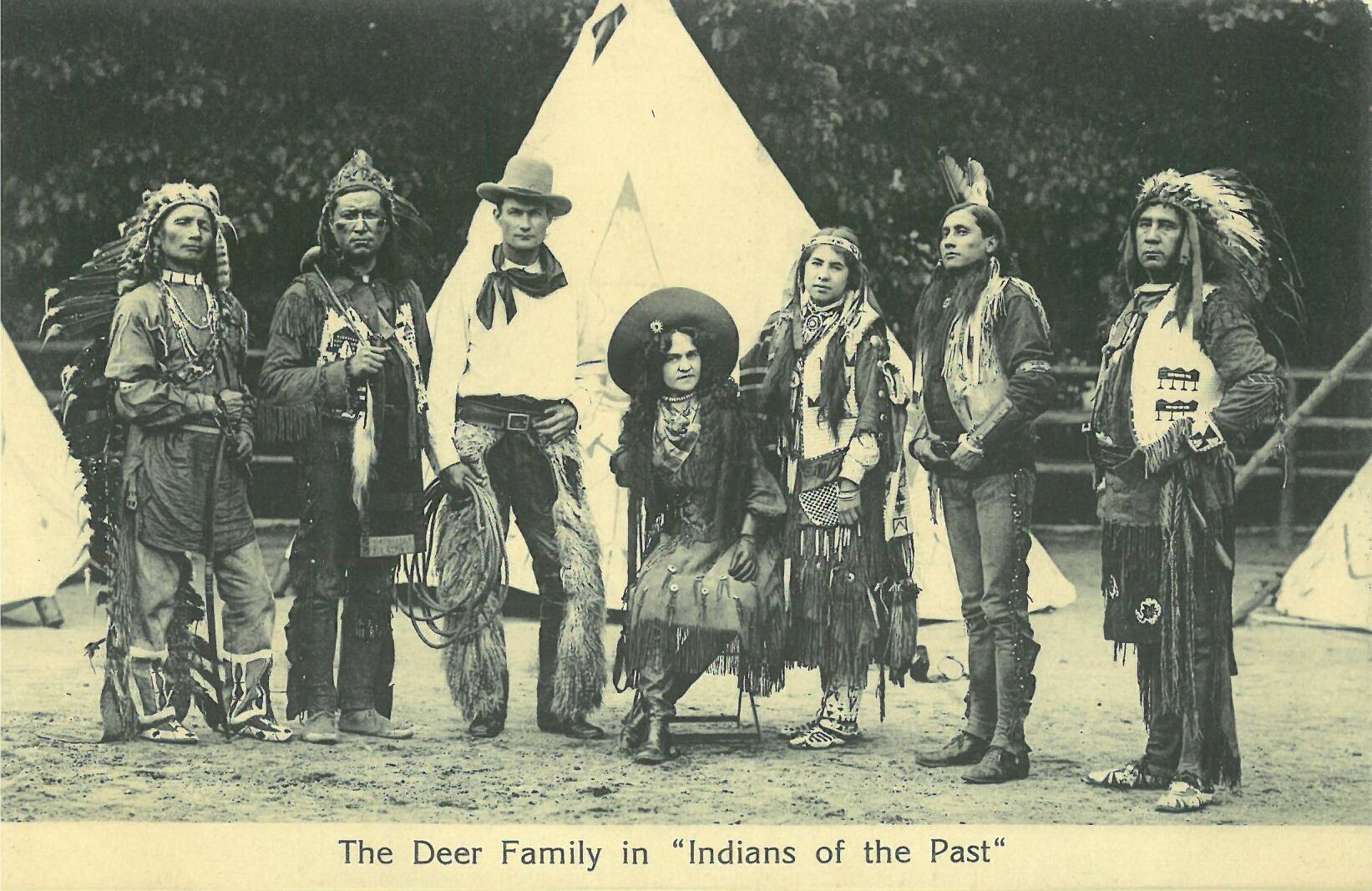 Wild West Show der Deer Family; Gruppenbild Deer Family (Karl-May-Museum gGmbH RR-R)