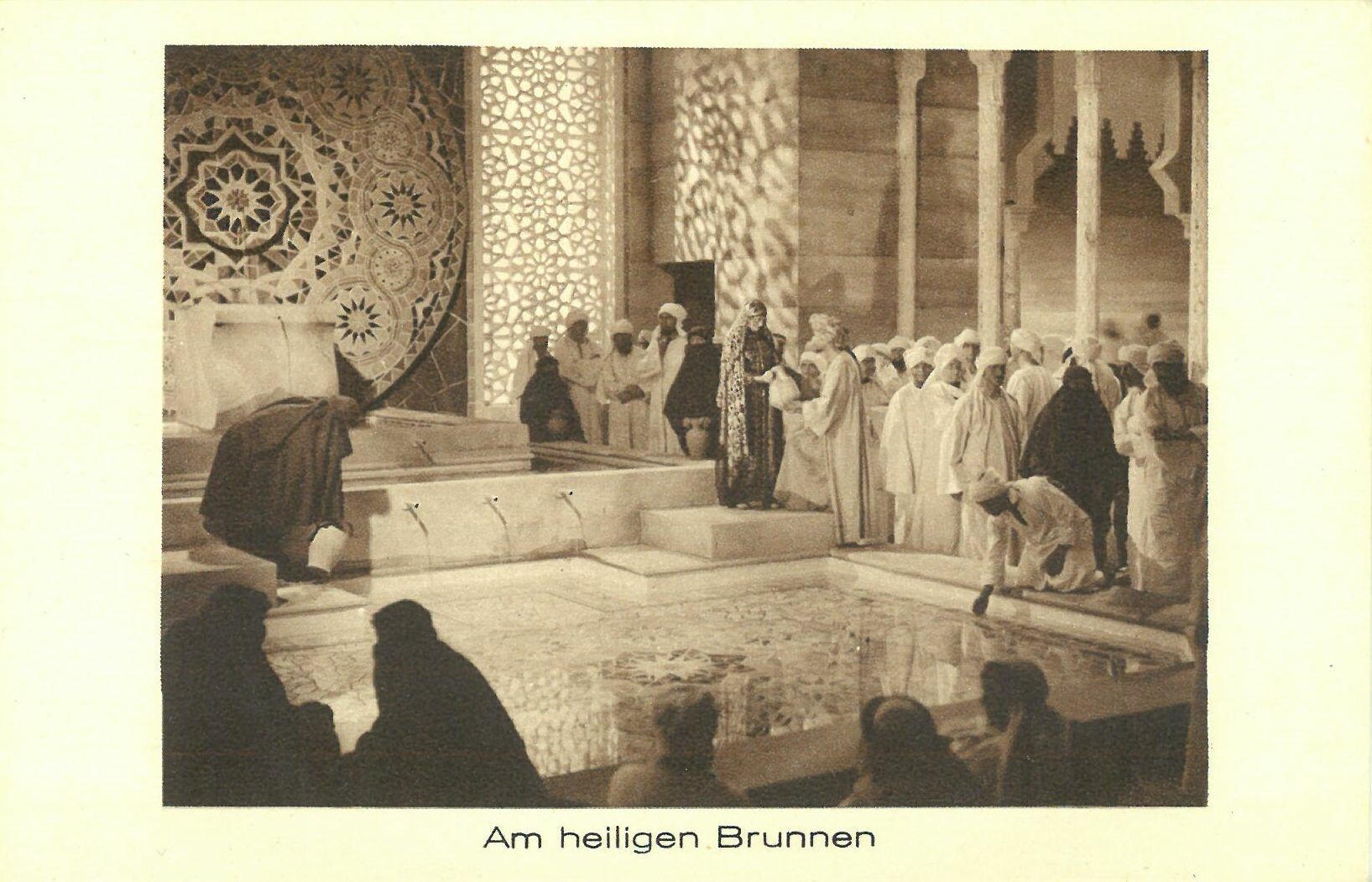 Syndikat-Film "Durch die Wüste", Serienbild Nr. 9 Am heiligen Brunnen (Karl-May-Museum gGmbH RR-R)