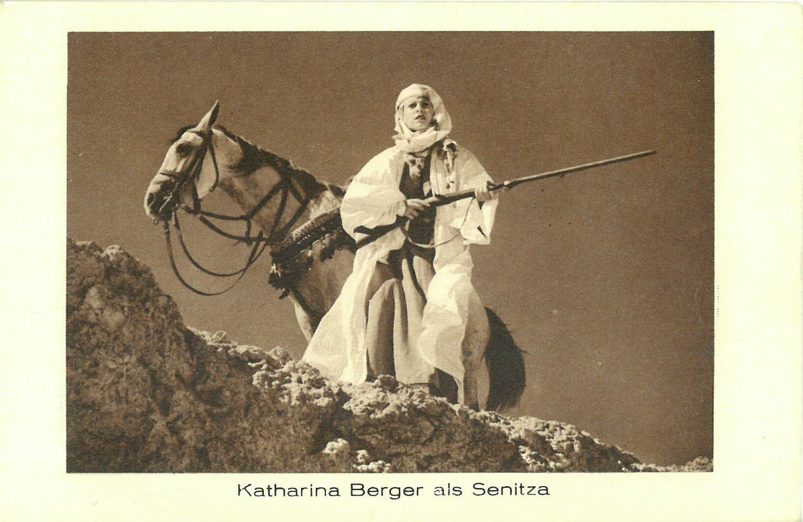 Syndikat-Film "Durch die Wüste", Serienbild Nr. 5 Katharina Berger als Senitza (Karl-May-Museum gGmbH RR-R)