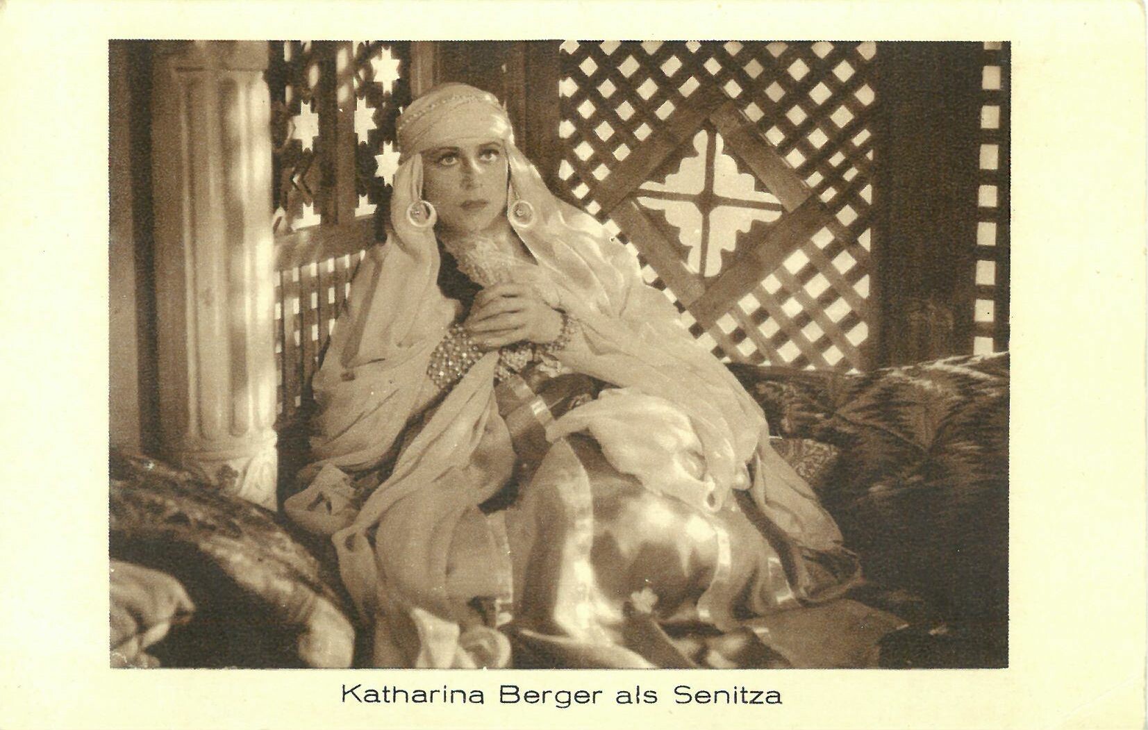 Syndikat-Film "Durch die Wüste", Serienbild Nr. 4 Katharina Berger als Senitza (Karl-May-Museum gGmbH RR-R)
