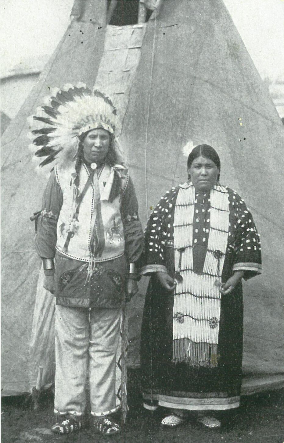 2 Sioux vor einem Tipi (Karl-May-Museum gGmbH RR-R)