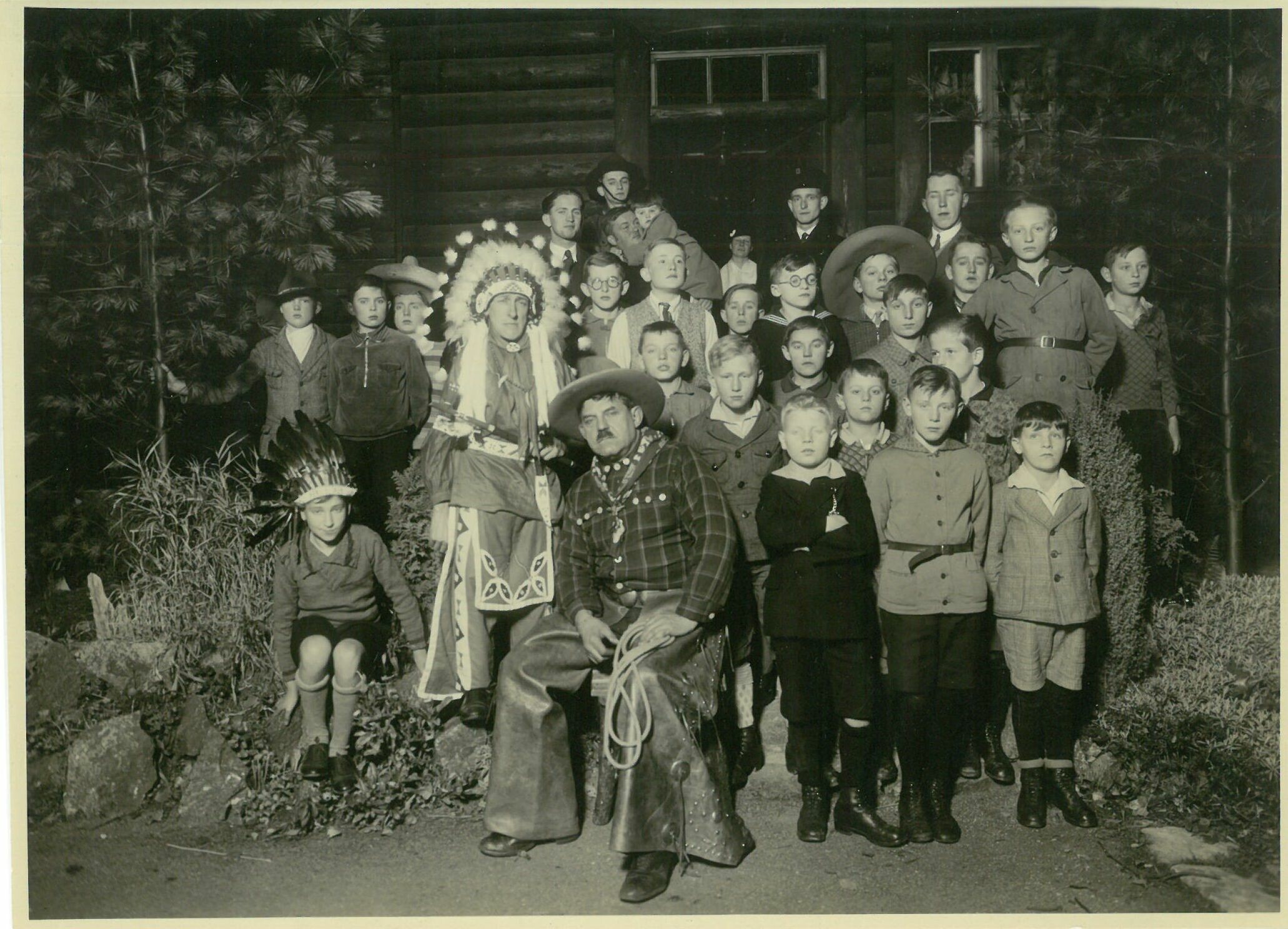 Patty Frank mit Kindergruppe vor Villa Bärenfett (Karl-May-Museum gGmbH RR-R)