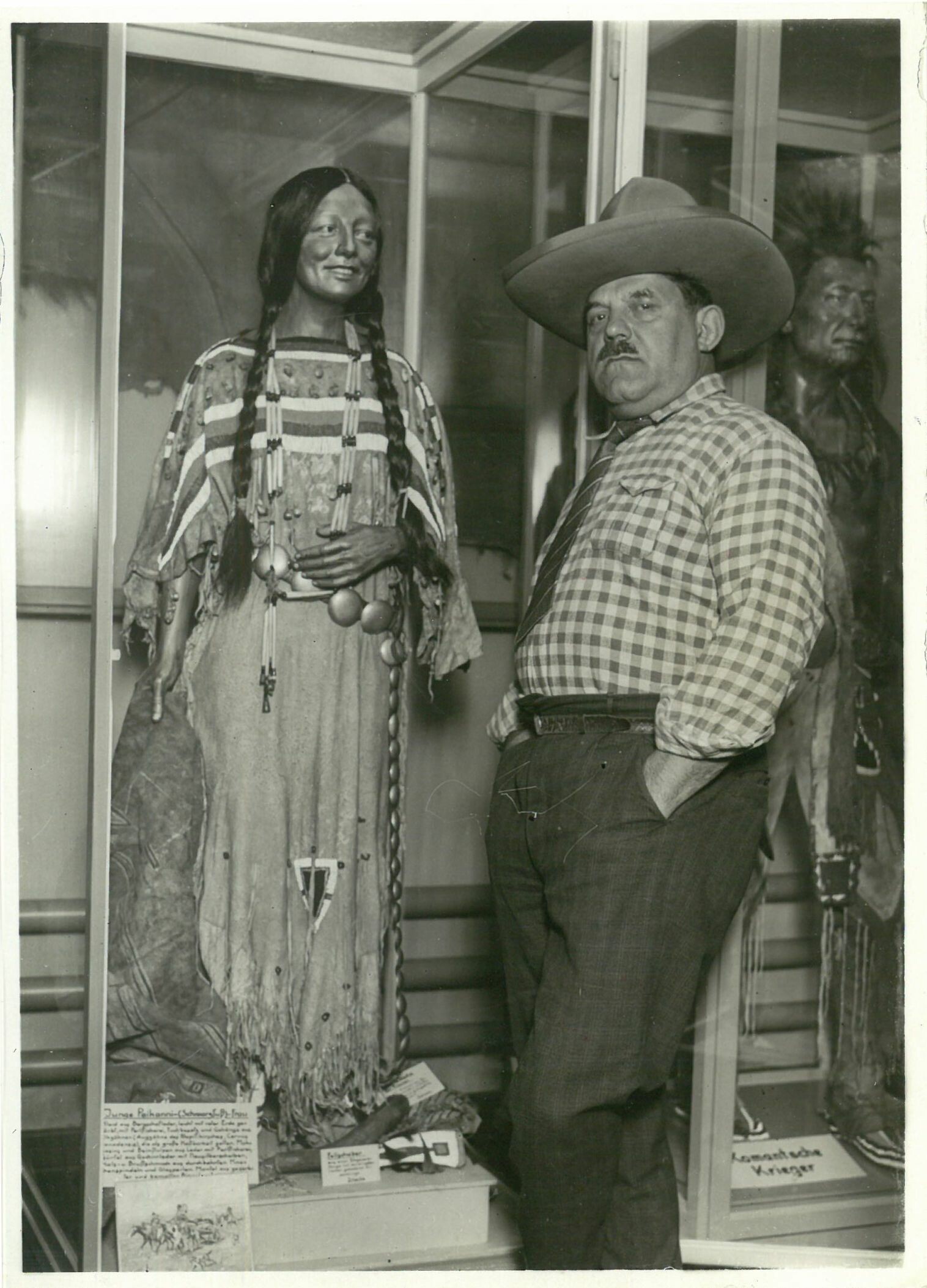 Patty Frank vor Kostümfigur der Schwarzfußindianerin (Karl-May-Museum gGmbH RR-R)