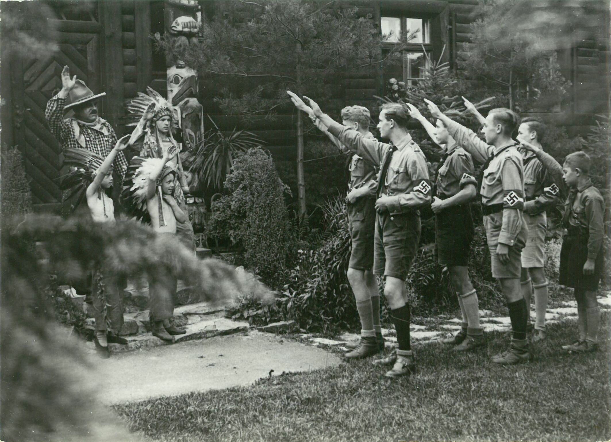 Hitlerjugend im Karl-May-Museum; Gruppenbild, Patty Frank begrüßt HJ vor Villa Bärenfett (Karl-May-Museum gGmbH RR-R)