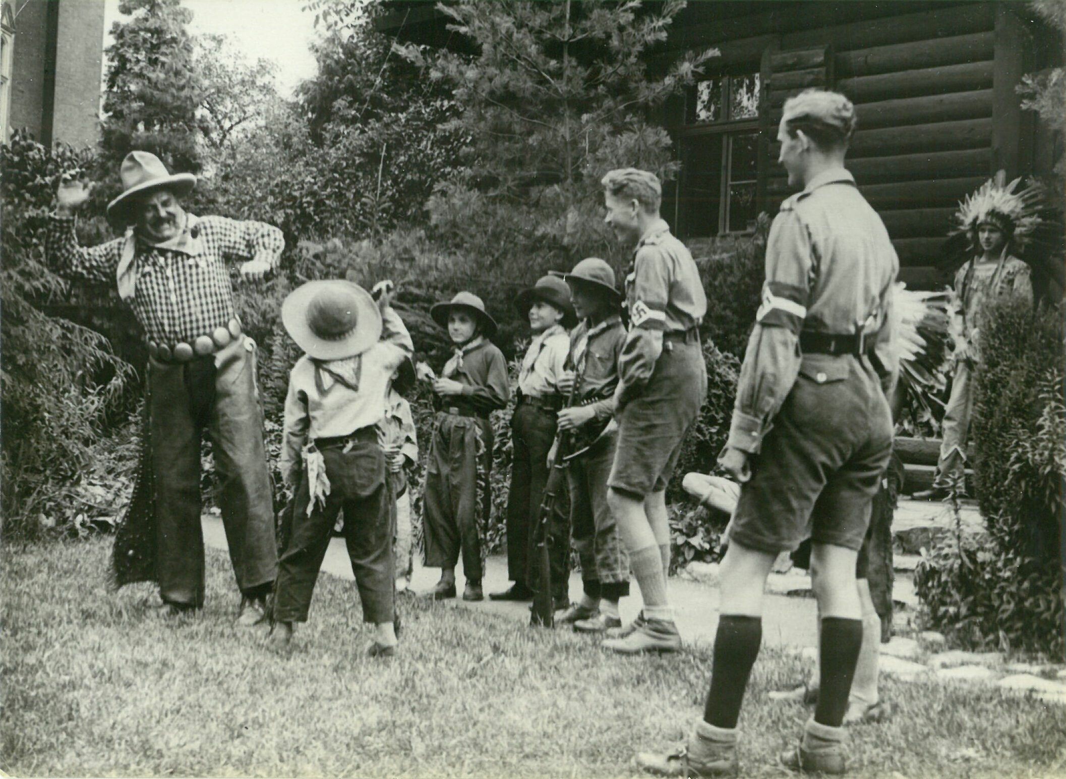 Hitlerjugend im Karl-May-Museum; Gruppenbild, Patty Frank im Zweikampf mit Jungen in Cowboy-Kleidung (Karl-May-Museum gGmbH RR-R)