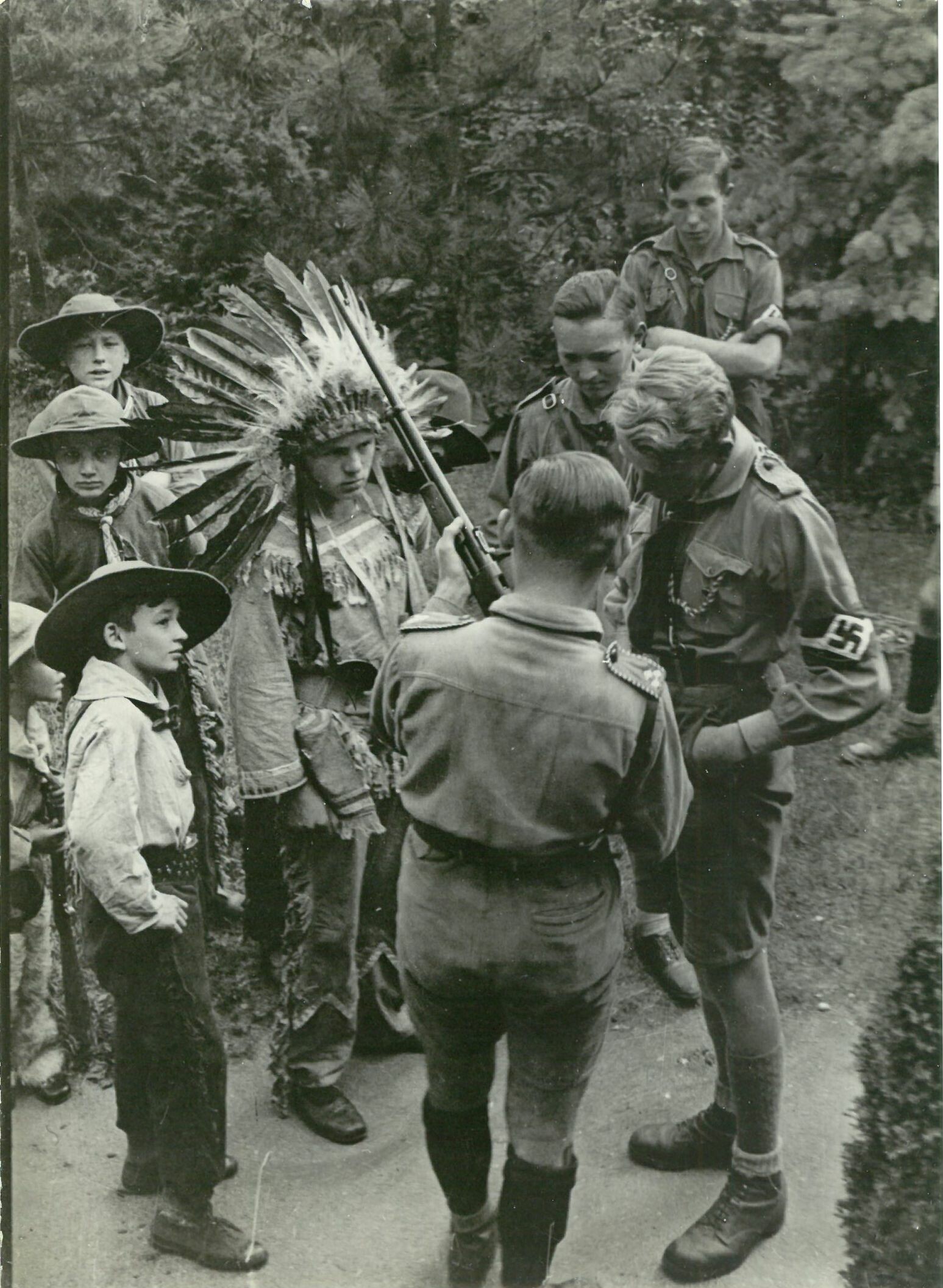 Hitlerjugend im Karl-May-Museum; Gruppenbild, Jungen beim Betrachten eines Gewehres (Karl-May-Museum gGmbH RR-R)
