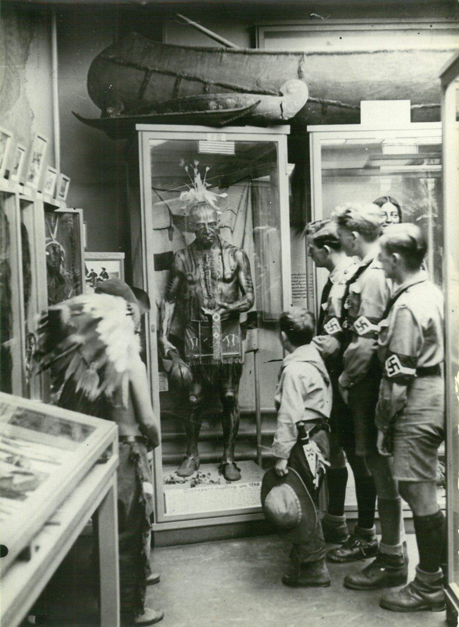 Hitlerjugend im Karl-May-Museum; in Villa Bärenfett bei Betrachtung des Irokesen-Häuptlings (Karl-May-Museum gGmbH RR-R)