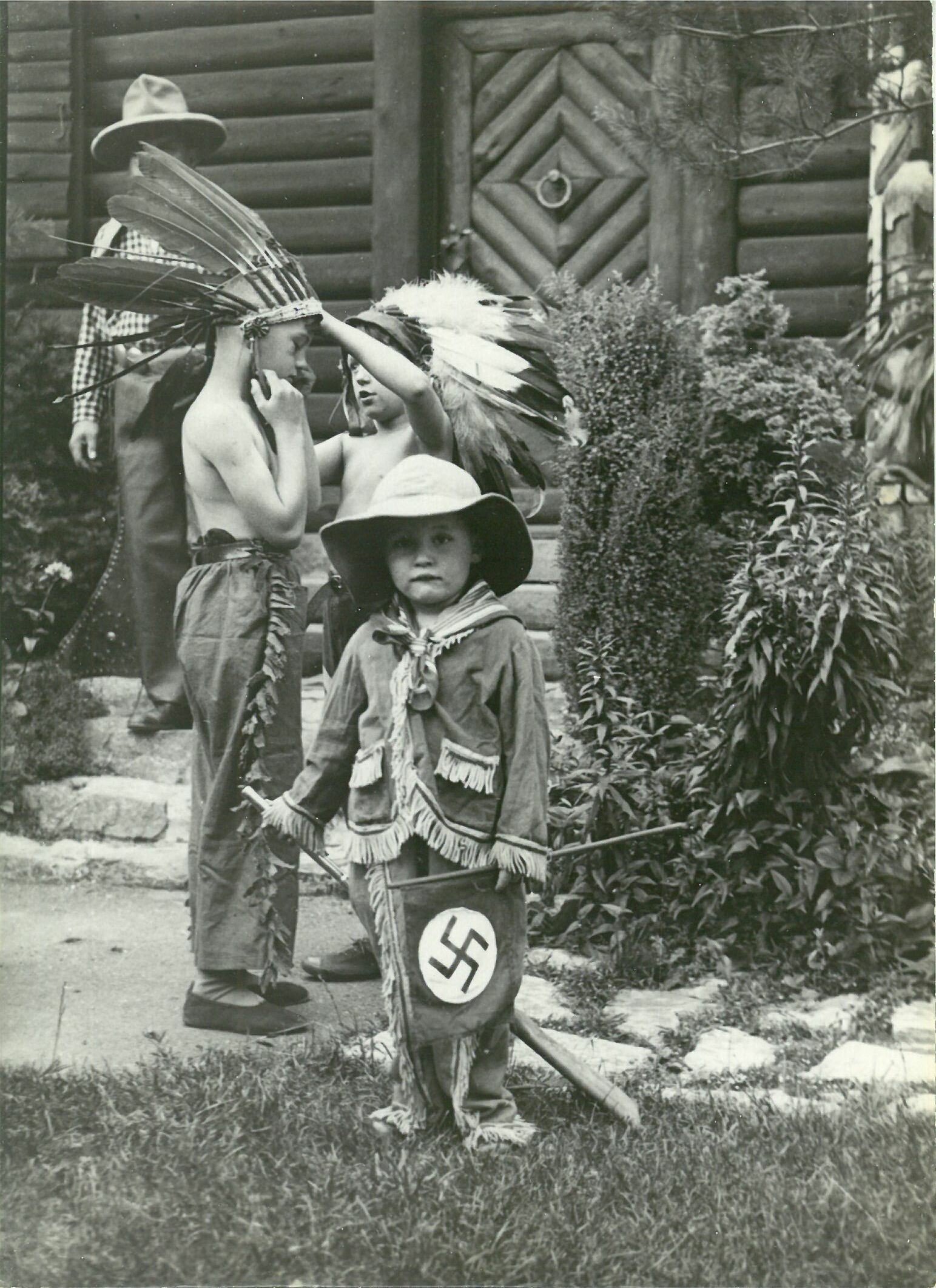 Hitlerjugend im Karl-May-Museum; kleiner Junge mit Hakenkreuzfahne vor Villa Bärenfett (Karl-May-Museum gGmbH RR-R)