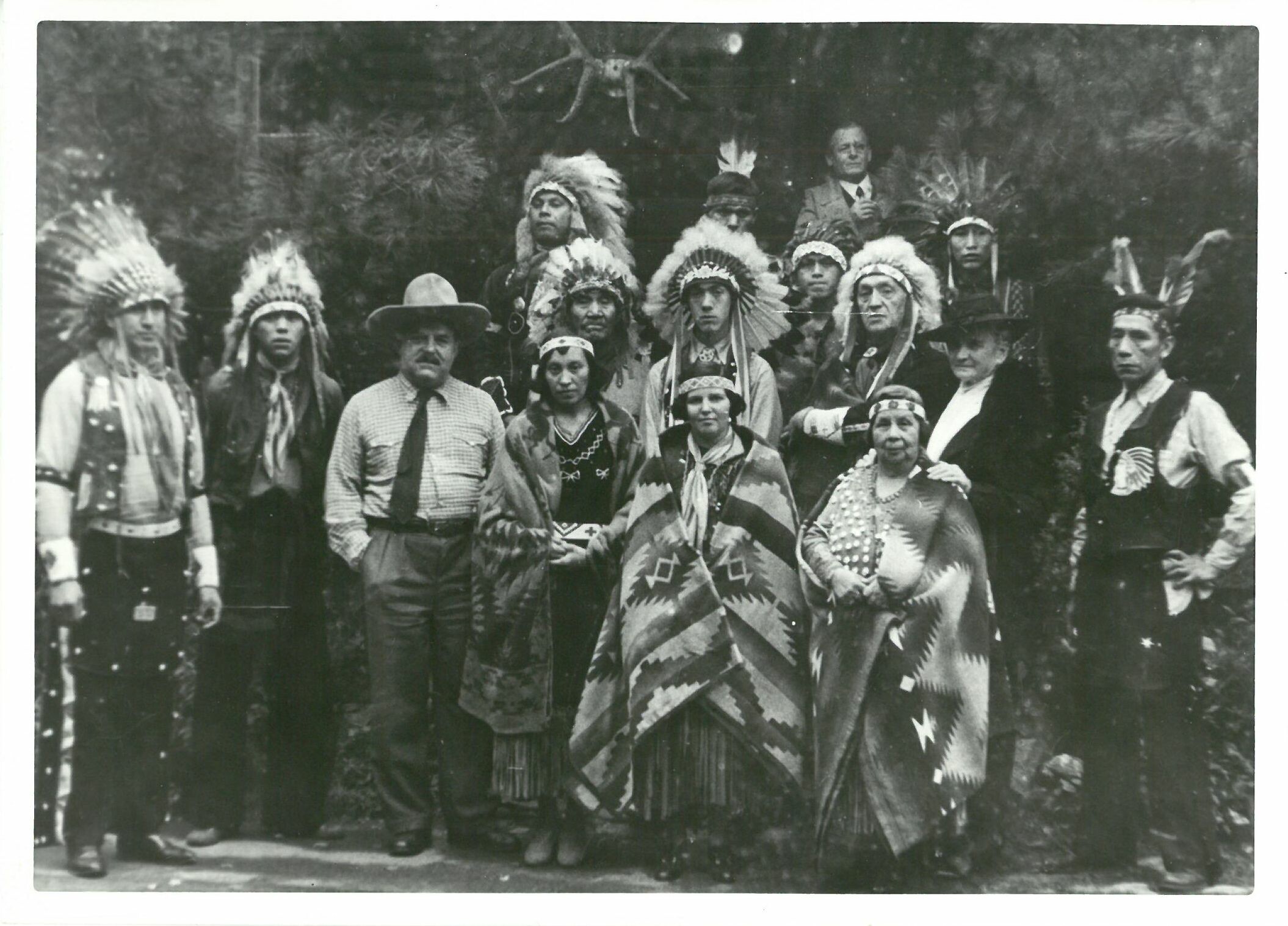 Besuch Irokesen-Truppe Zirkus Sarrasani mit Häuptling "Strong Fox"; vor Villa Bärenfett mit Patty Frank (Karl-May-Museum gGmbH RR-R)