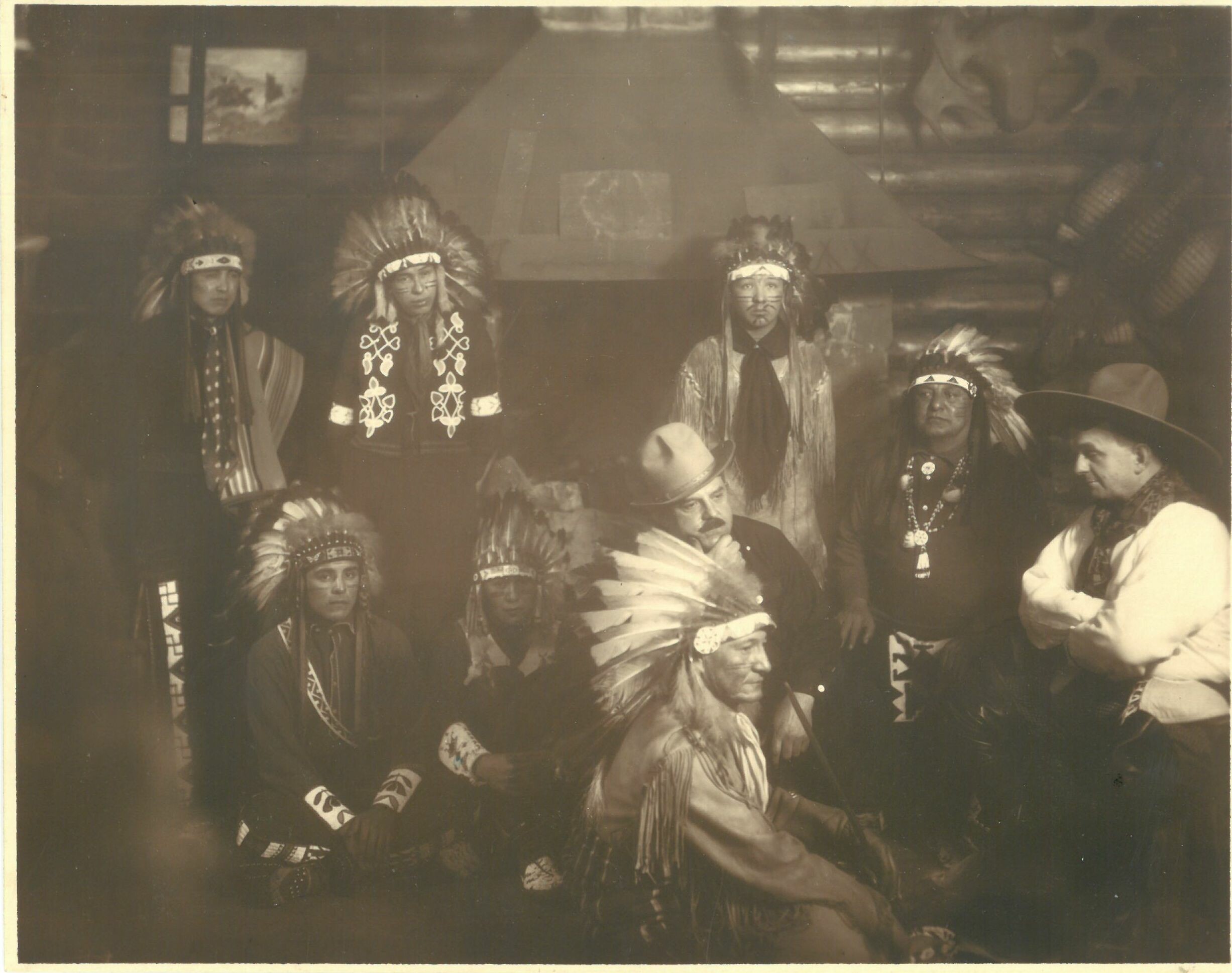 Patty Frank zwischen 7 Indigenen im Kaminraum (Karl-May-Museum gGmbH RR-R)