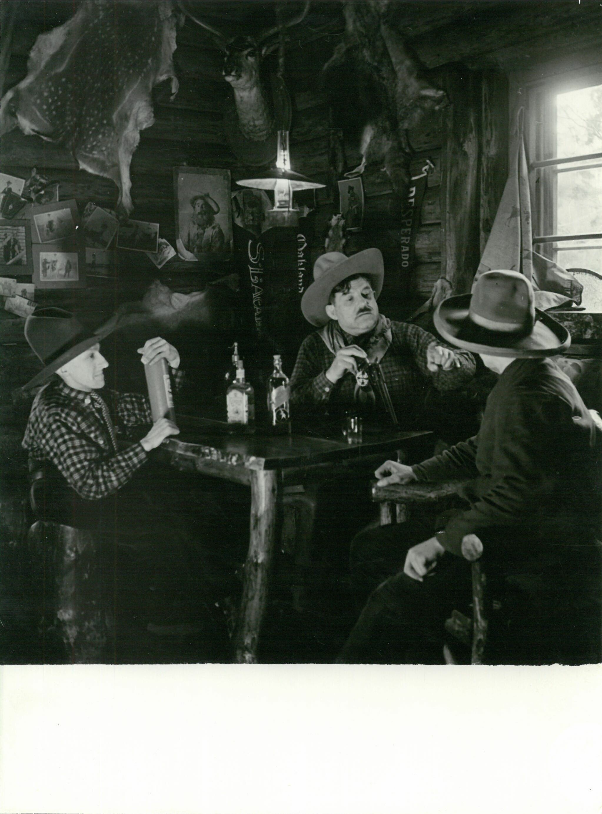 Patty Frank am Tisch sitzend, mit zwei Männern; Kaminraum (Karl-May-Museum gGmbH RR-R)