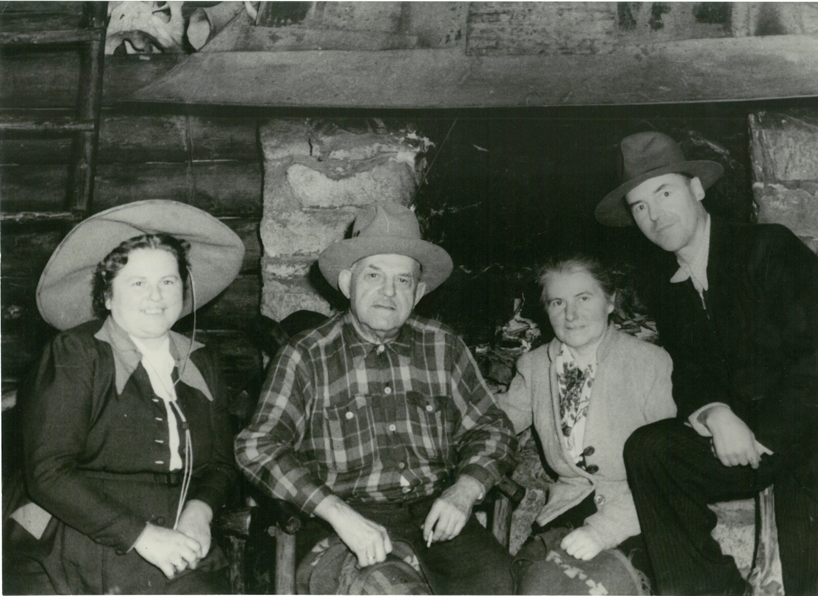 Patty Frank mit Frau Marie Tobis und Freunden vor Kamin im Kaminraum (Karl-May-Museum gGmbH RR-R)