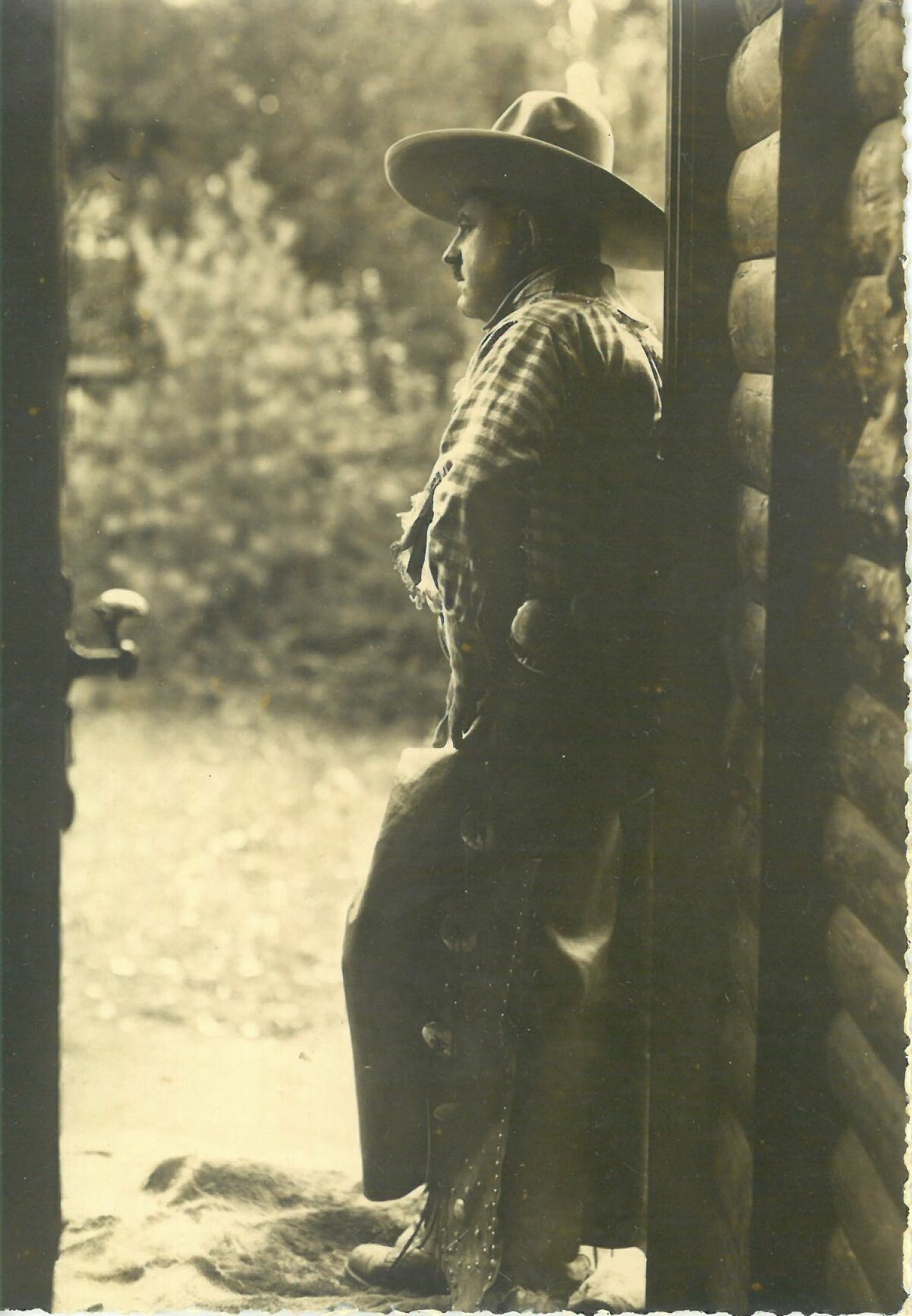 Patty Frank im Eingang Villa Bärenfett, schwarz/weiß (Karl-May-Museum gGmbH RR-R)