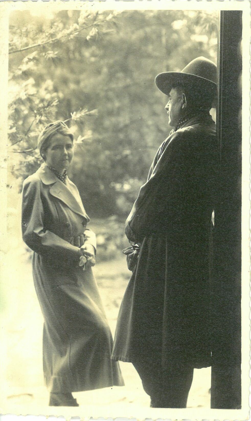 Patty Frank und Frau im Eingang der Villa Bärenfett (Karl-May-Museum gGmbH RR-R)