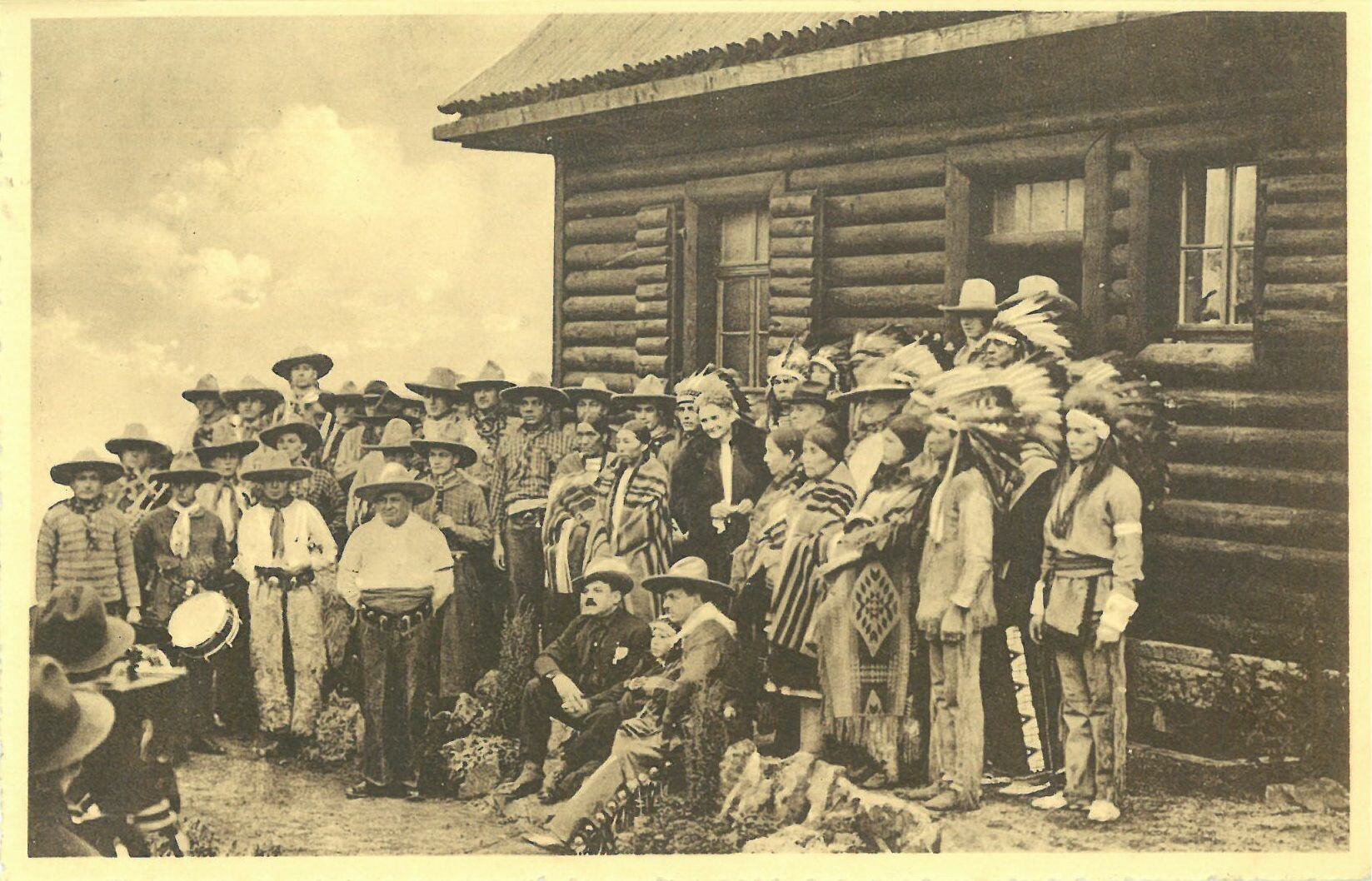 Patty Frank mit einer großen Gruppe Indigener vor Villa Bärenfett; beschrieben (Patty Frank) (Karl-May-Museum gGmbH RR-R)