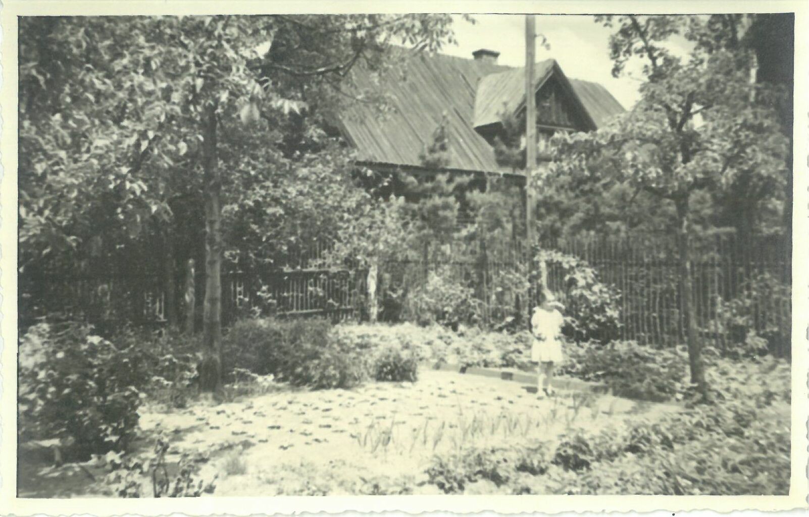 Kind im Garten, im Hintergrund Villa Bärenfett (Karl-May-Museum gGmbH RR-R)