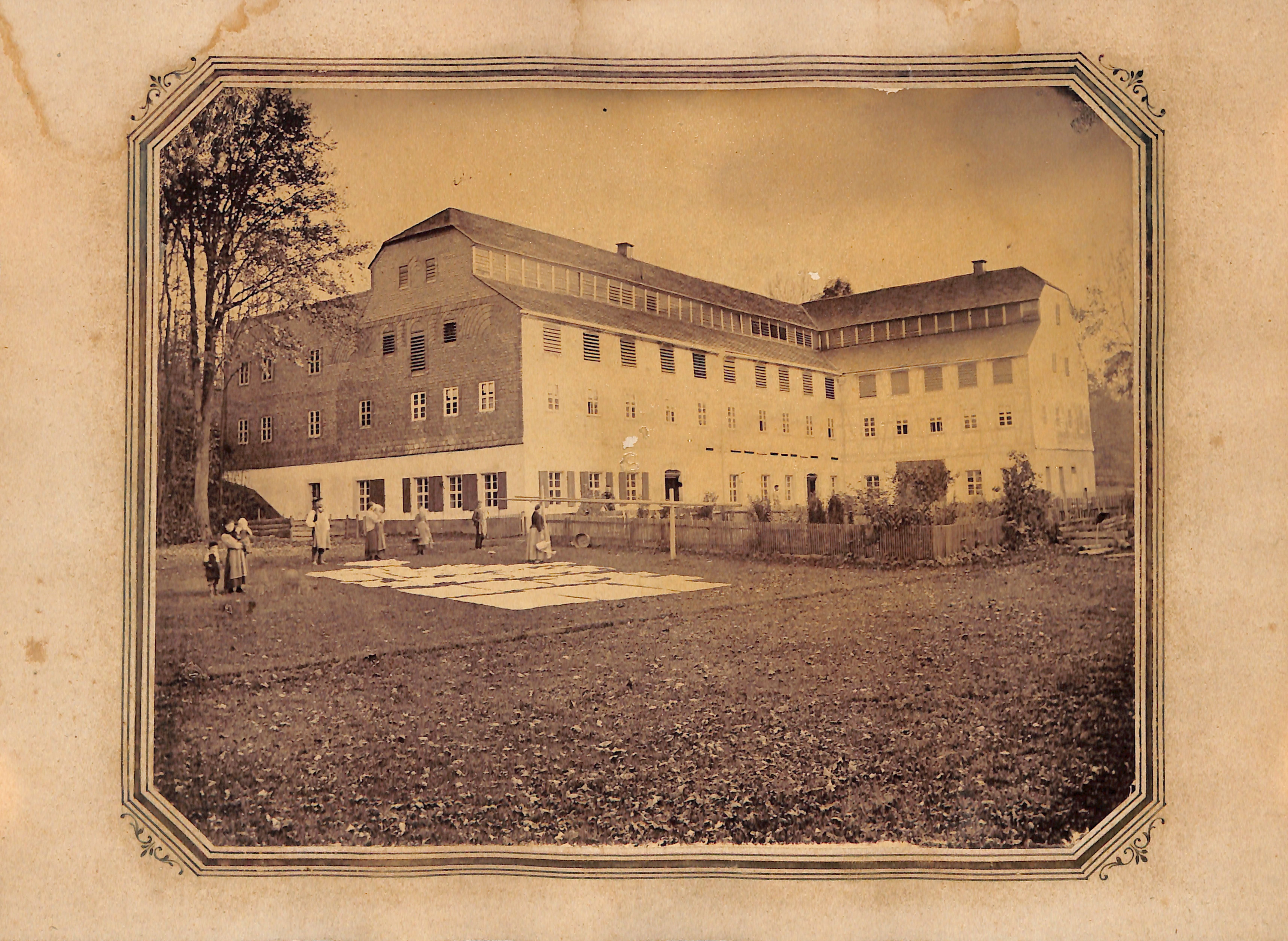 Ältestes Foto der Papiermühle Niederzwönitz aus dem Jahr 1874 (Heimatwelten Zwönitz CC BY-NC-SA)